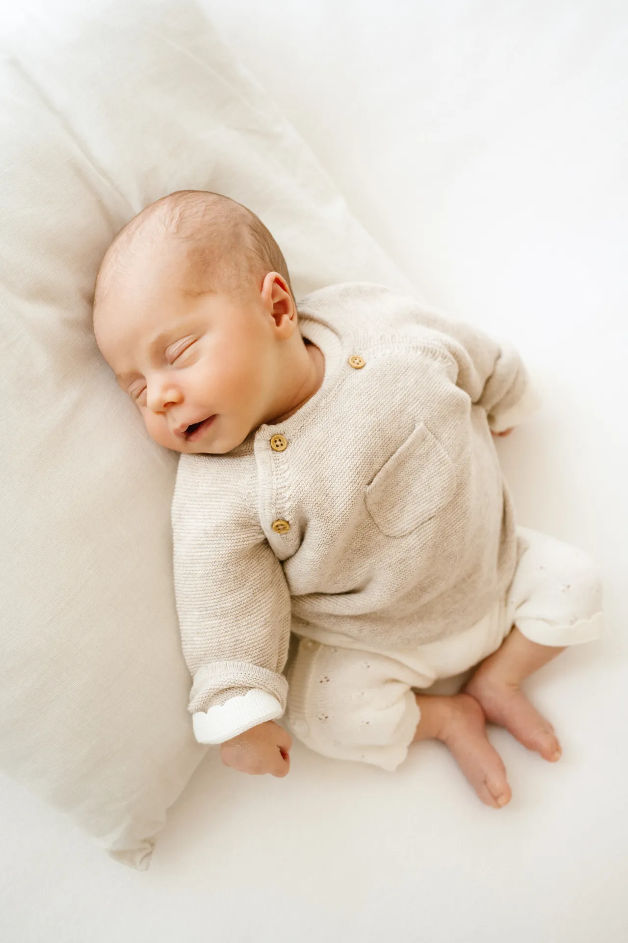 Nouveau-né endormi paisiblement dans les bras de maman