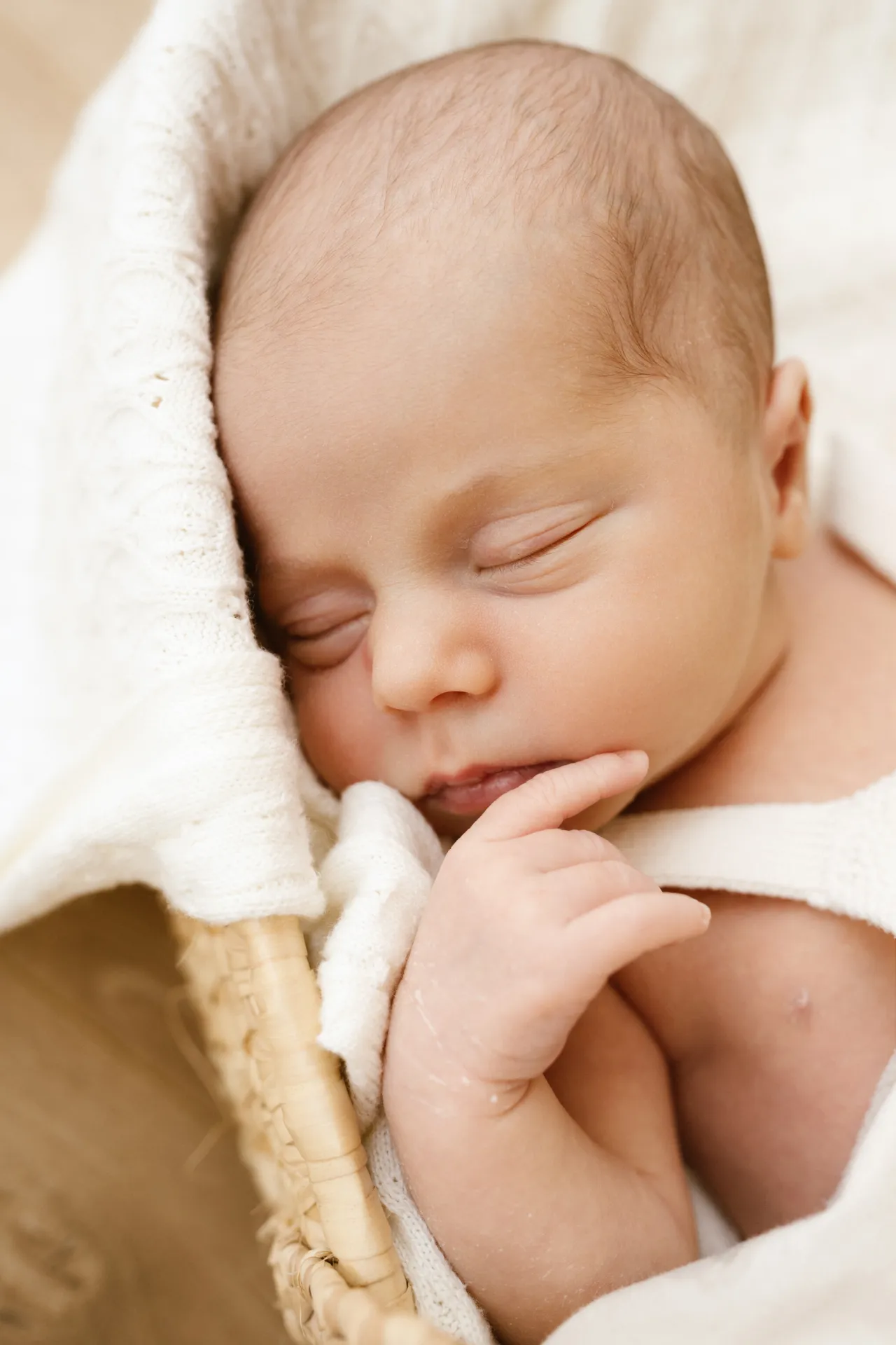 Petits pieds de nouveau-né tenus dans les mains de papa