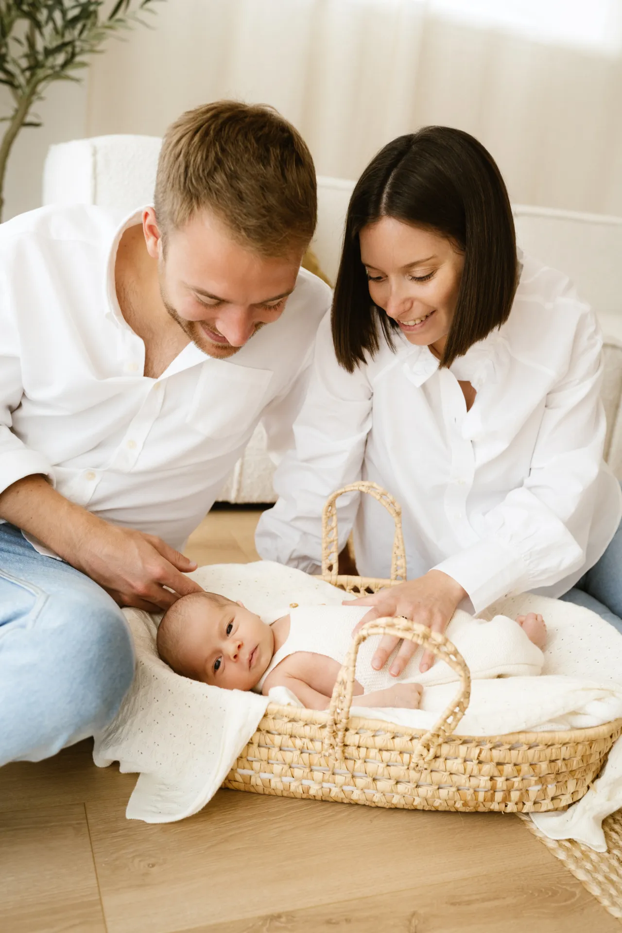 Papa portant bébé endormi sur son épaule, regard ému