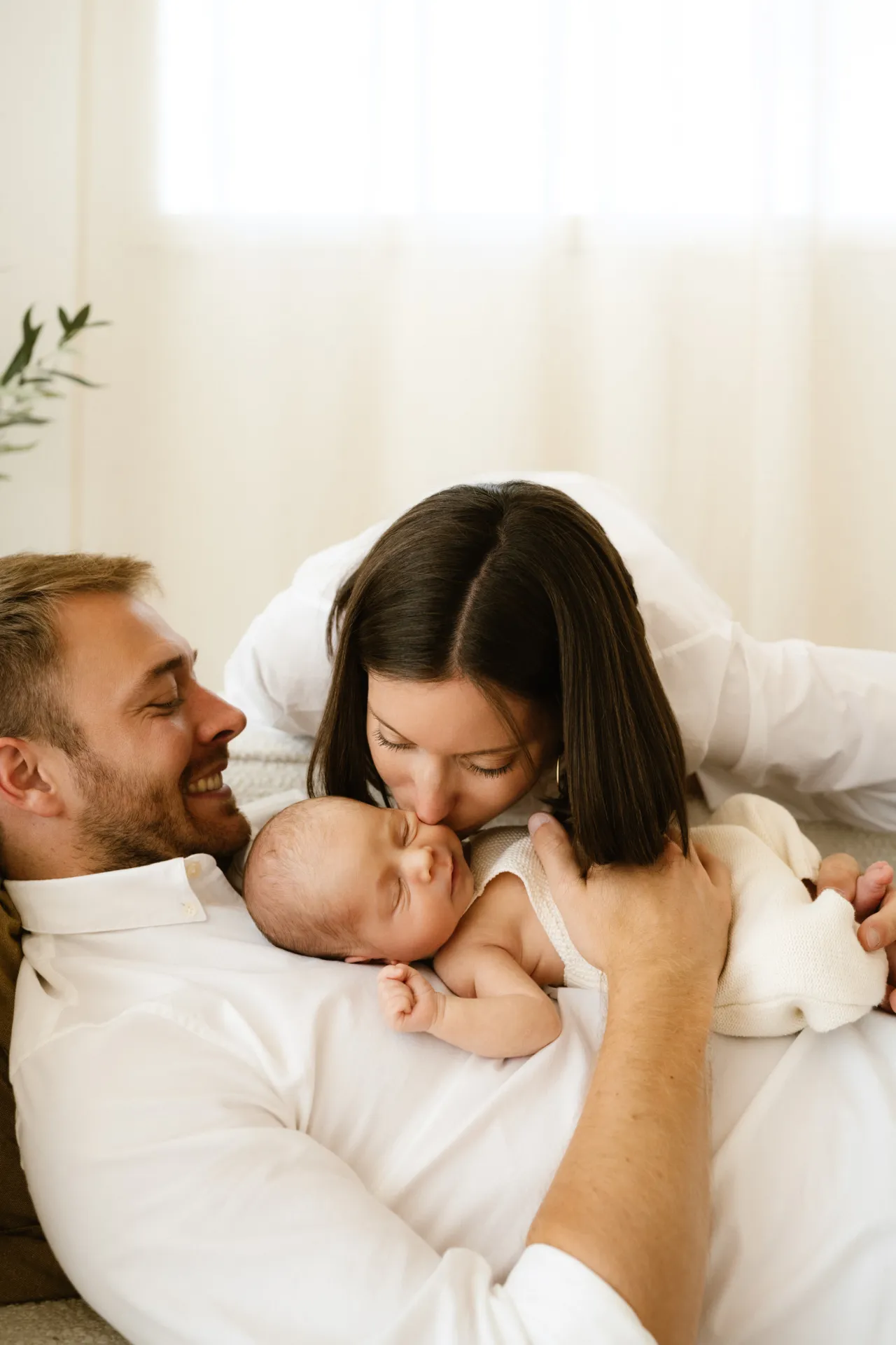 Maman berçant son bébé contre sa poitrine en studio