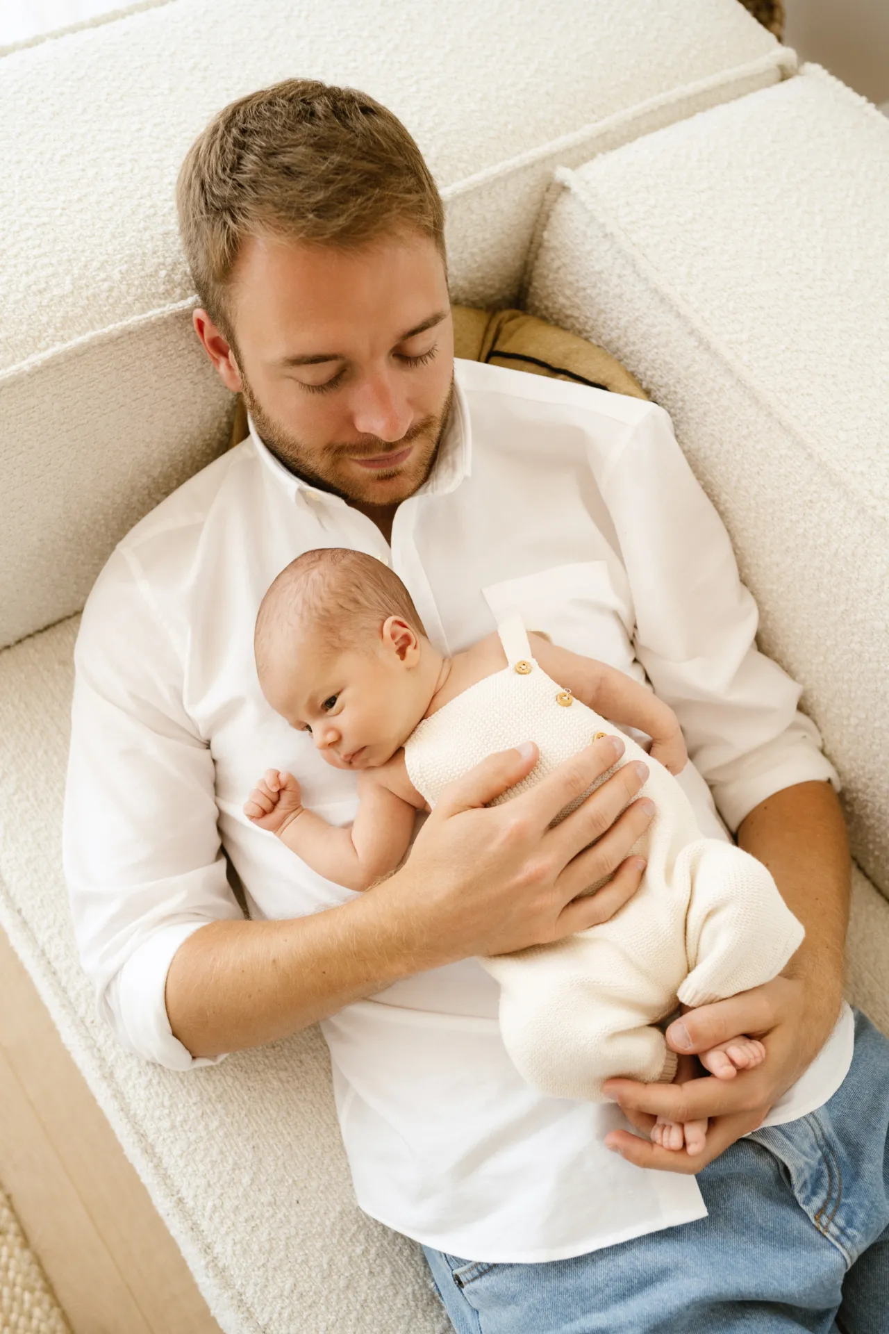 Nouveau-né lové dans un lange doux sur le bean bag