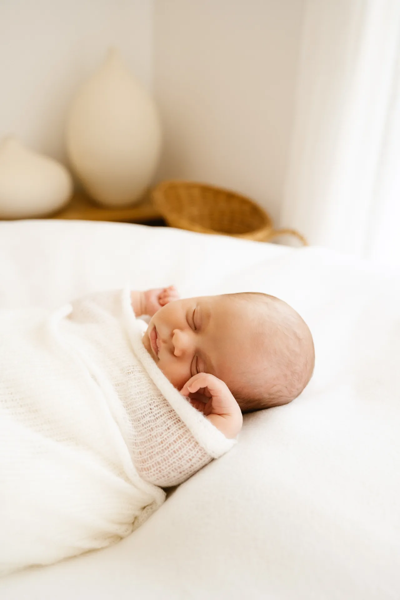 Gros plan sur les petites mains de bébé agrippant un doigt