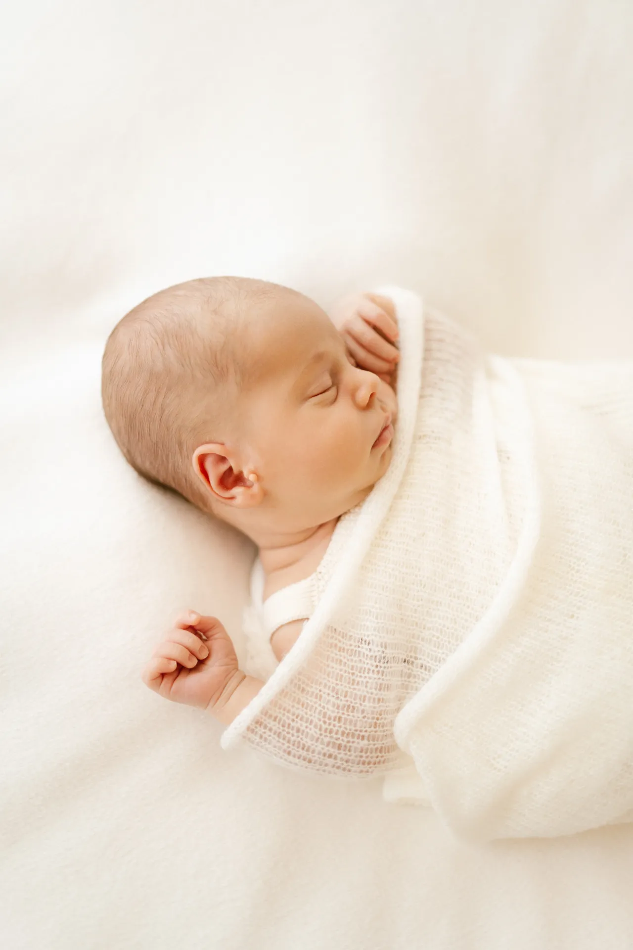 Bébé endormi en peau à peau avec maman