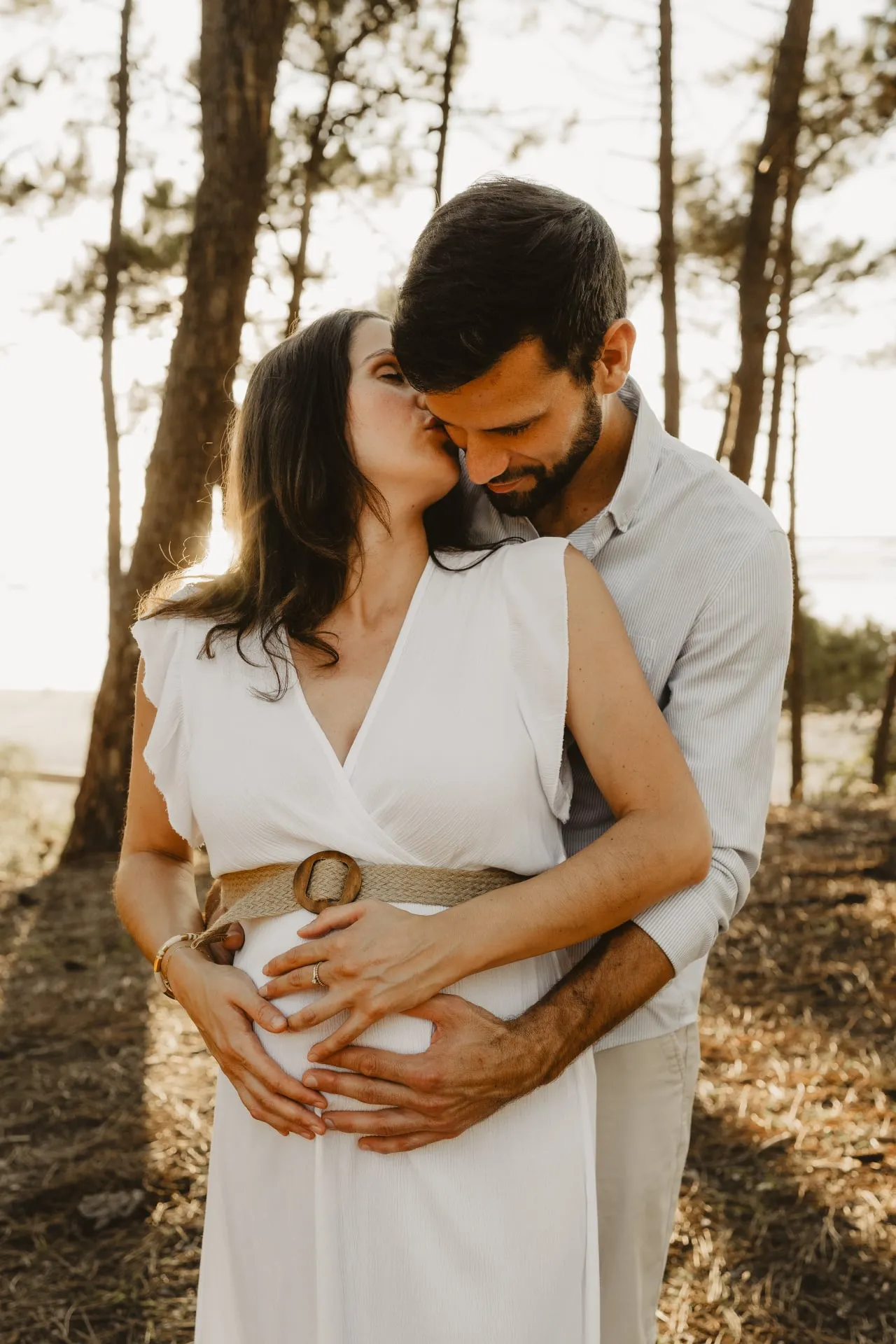Moment tendre entre futurs parents au bord de l'eau