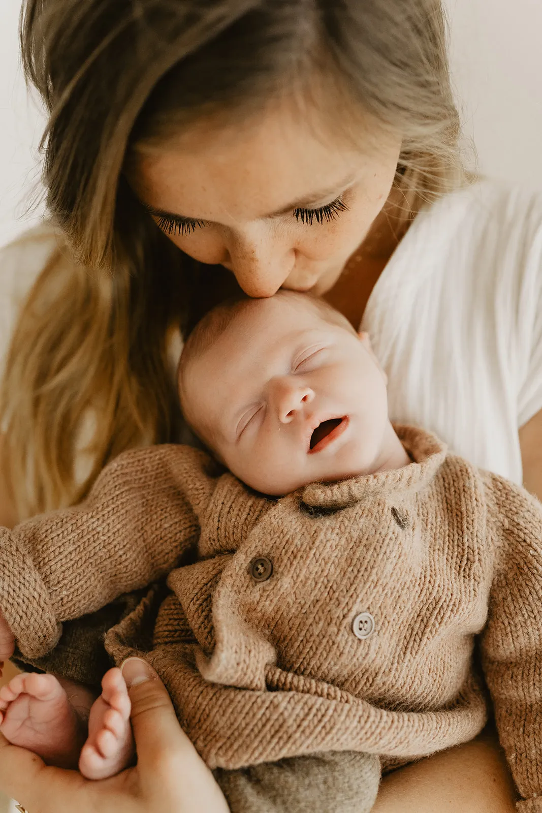 Détail des petites mains de nouveau-né agrippées