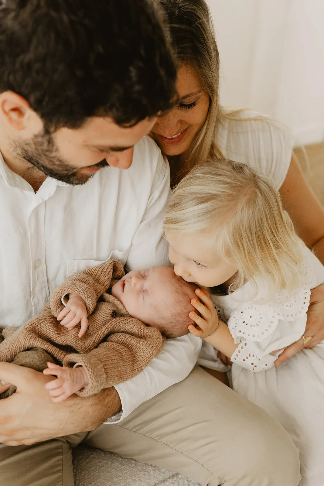 Portrait rapproché de bébé endormi enveloppé dans un lange