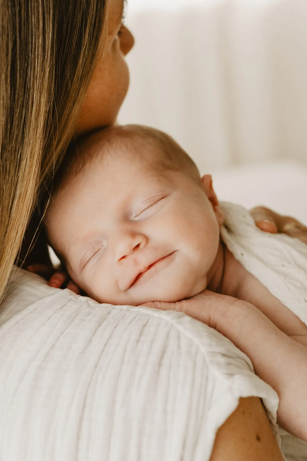 Papa et maman contemplant leur bébé endormi entre eux