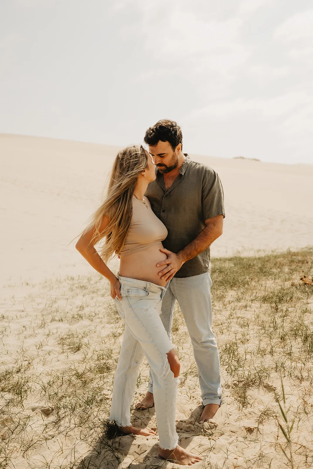 Femme enceinte au huitième mois dans une allée ombragée