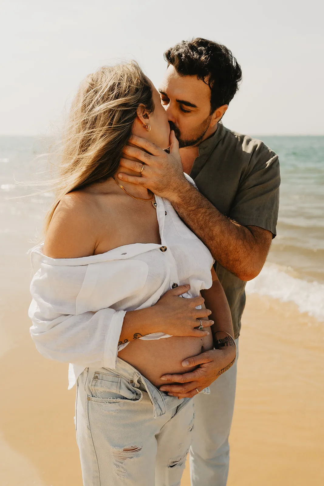 Portrait grossesse en tenue légère dans le jardin