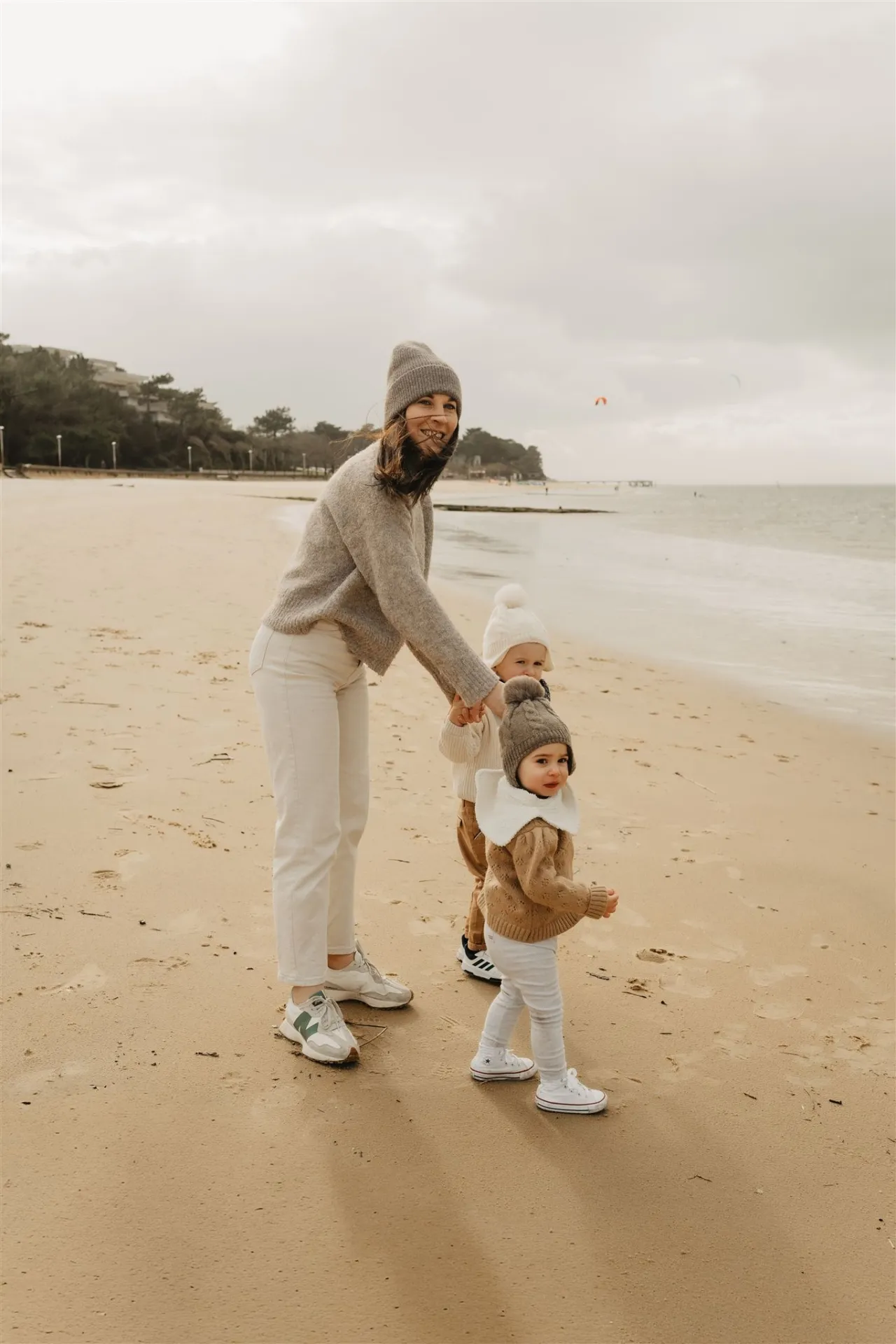 Maman et papa souriant à leur enfant entre eux