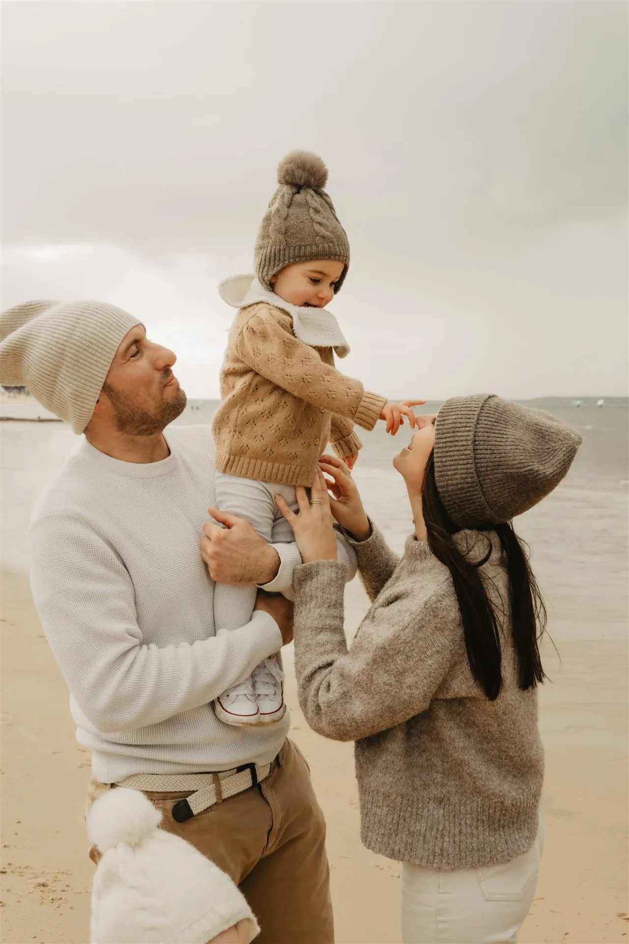 Portrait de couple avec leur bébé en extérieur