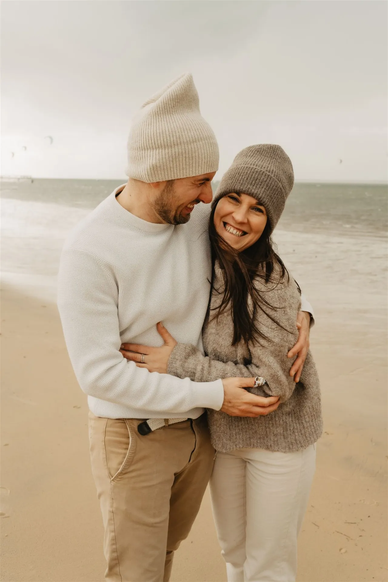 Câlin familial spontané capturé en lumière naturelle