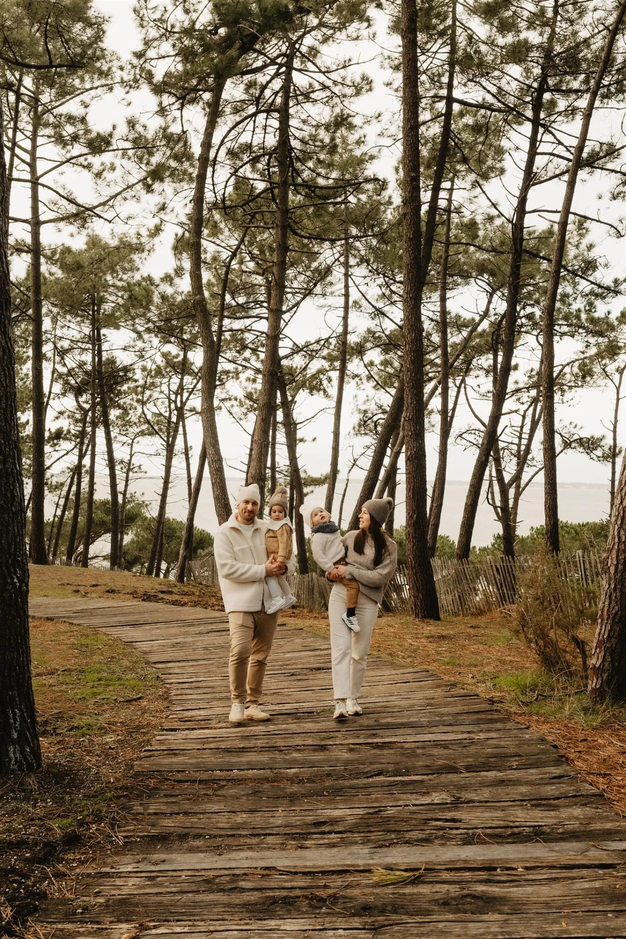 Famille se promenant dans un sous-bois au crépuscule