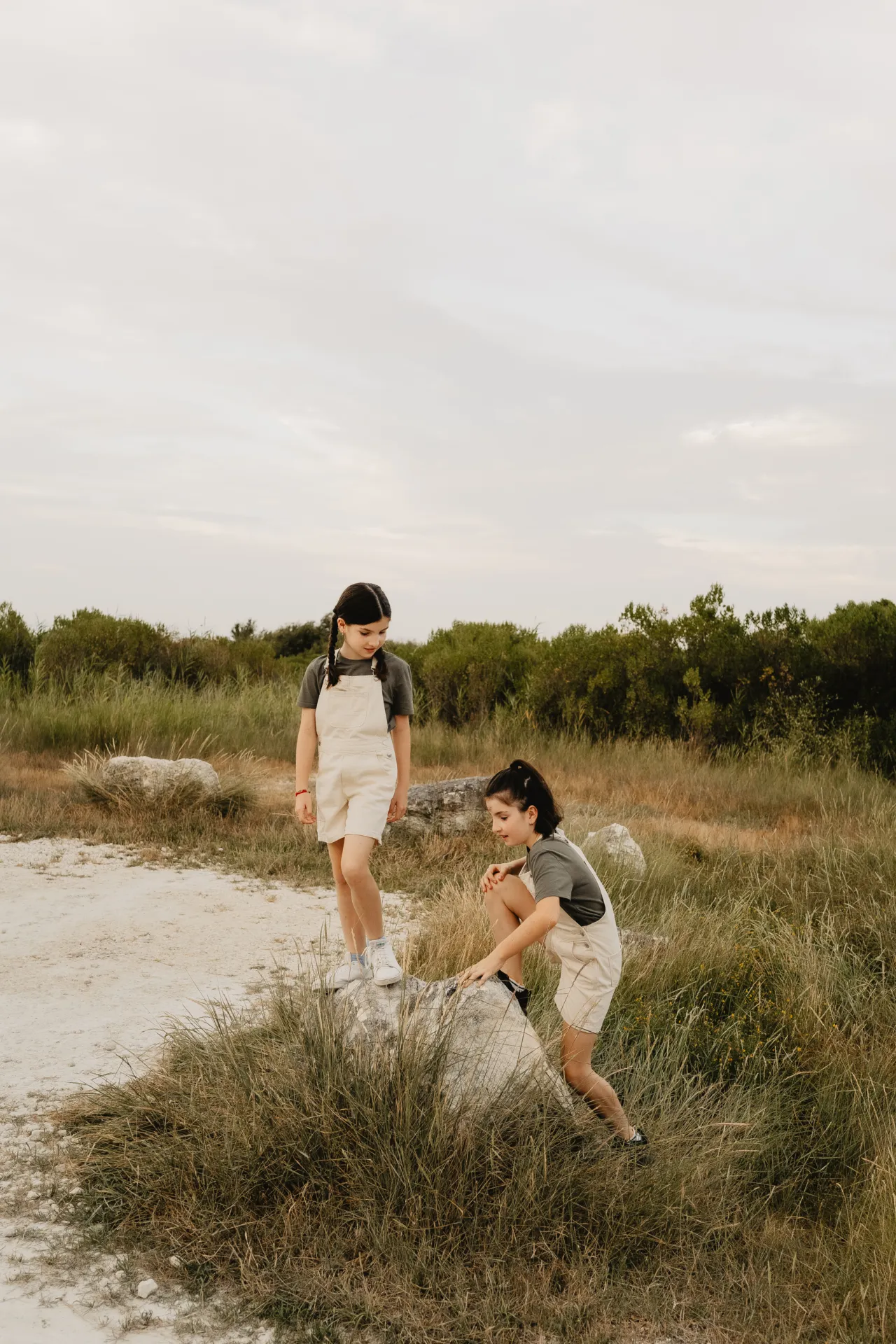 Maman riant avec ses enfants lors de la séance famille