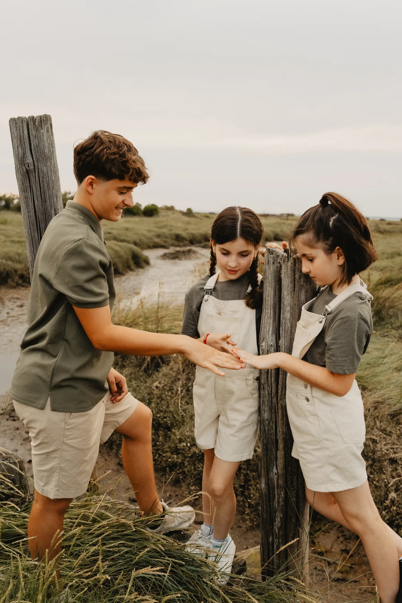 Maman et ses enfants riant ensemble sur un chemin