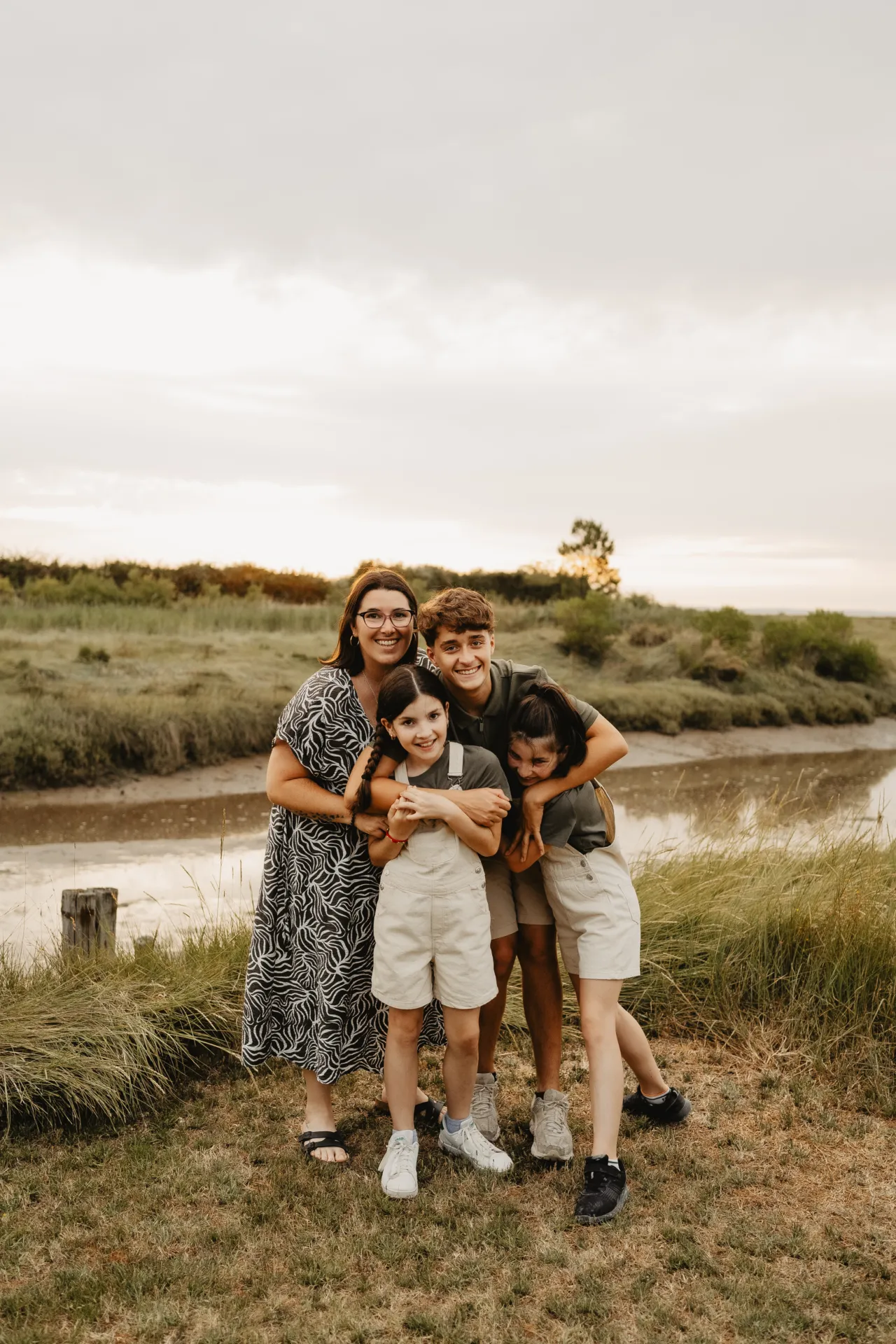 Maman entourée de ses enfants dans un moment complice