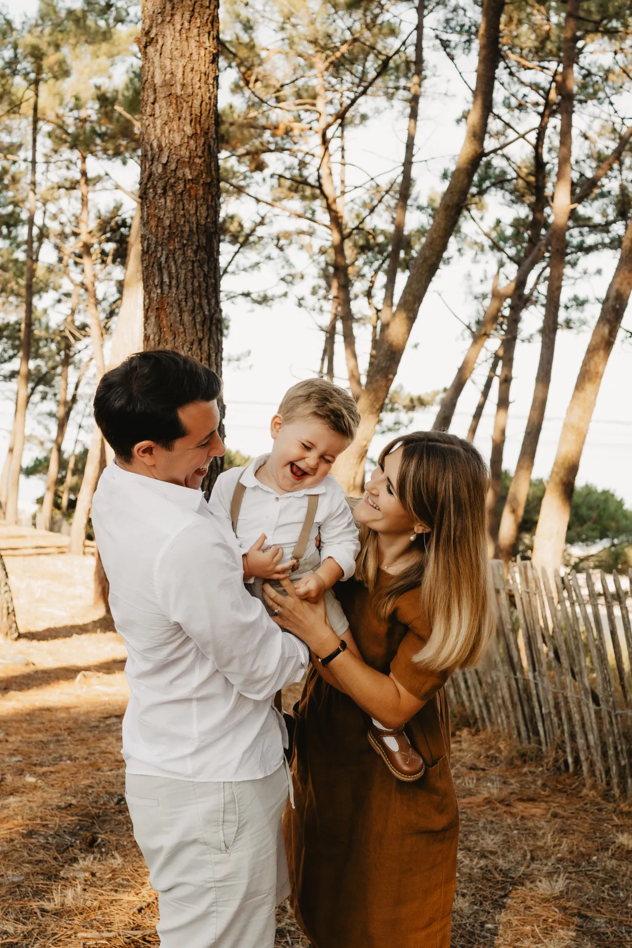 Parents et enfant dans un champ de fleurs en été