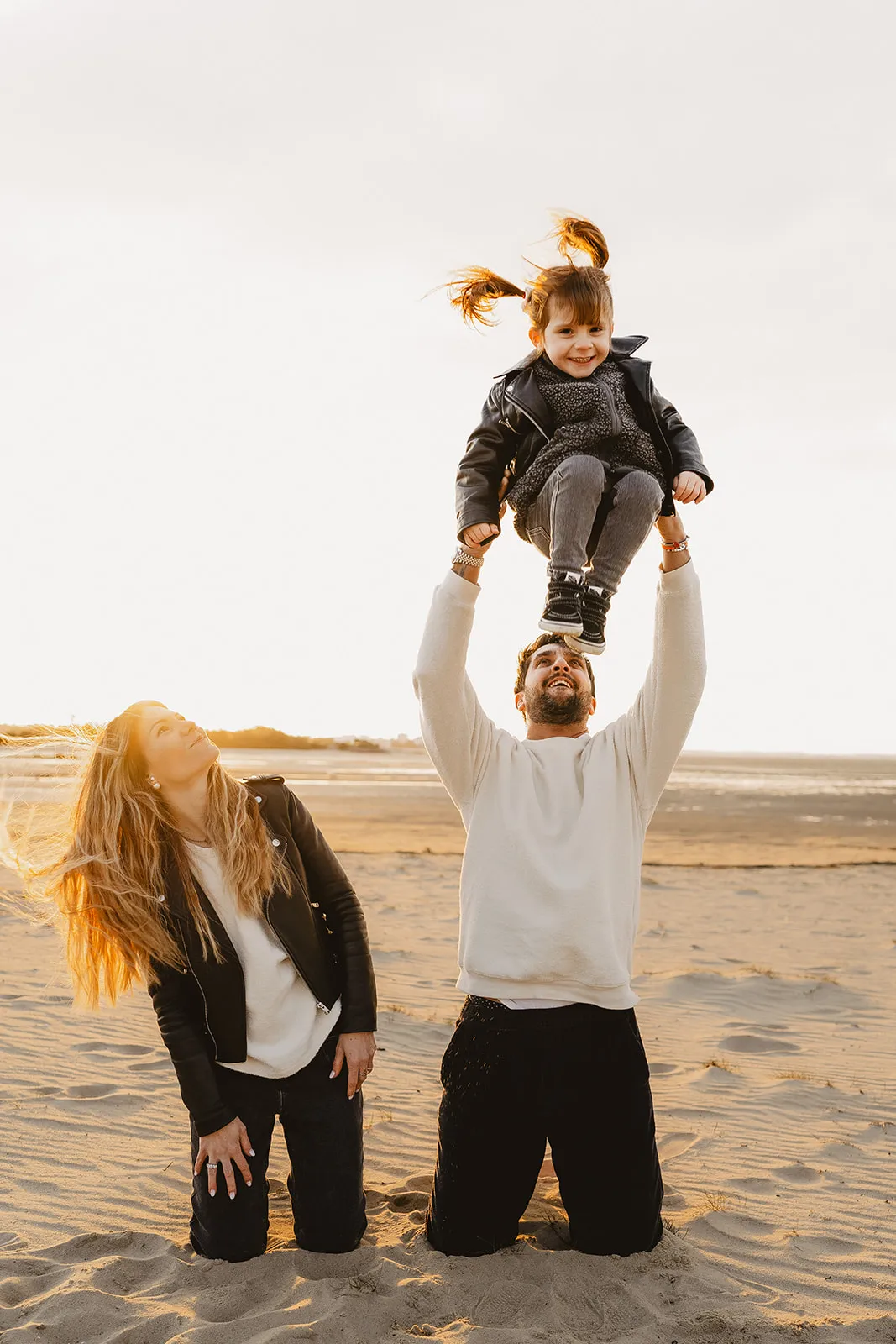 Famille unie devant un paysage de pins maritimes
