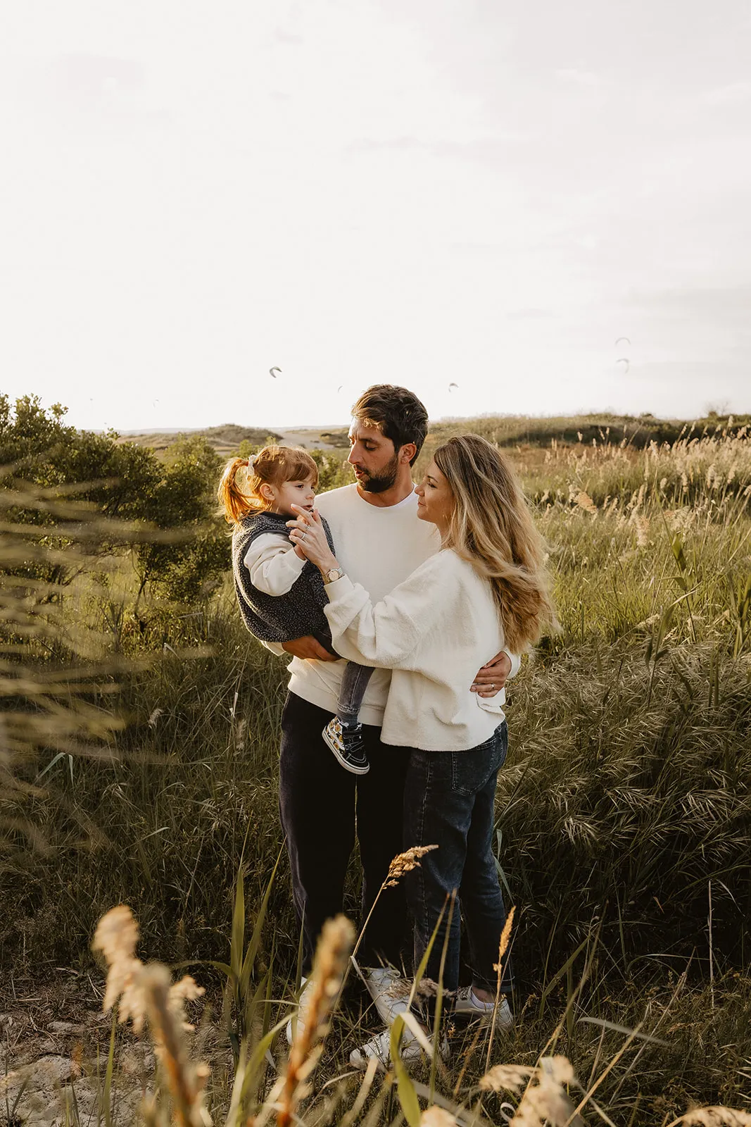 Parents marchant main dans la main avec leur enfant