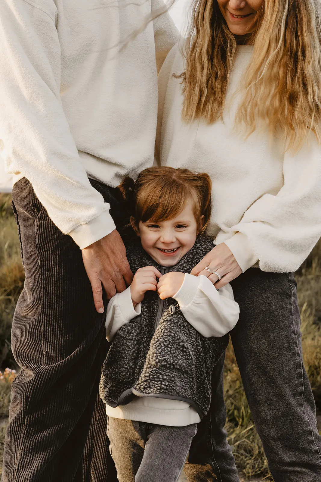 Parents soulevant leur enfant en l'air joyeusement
