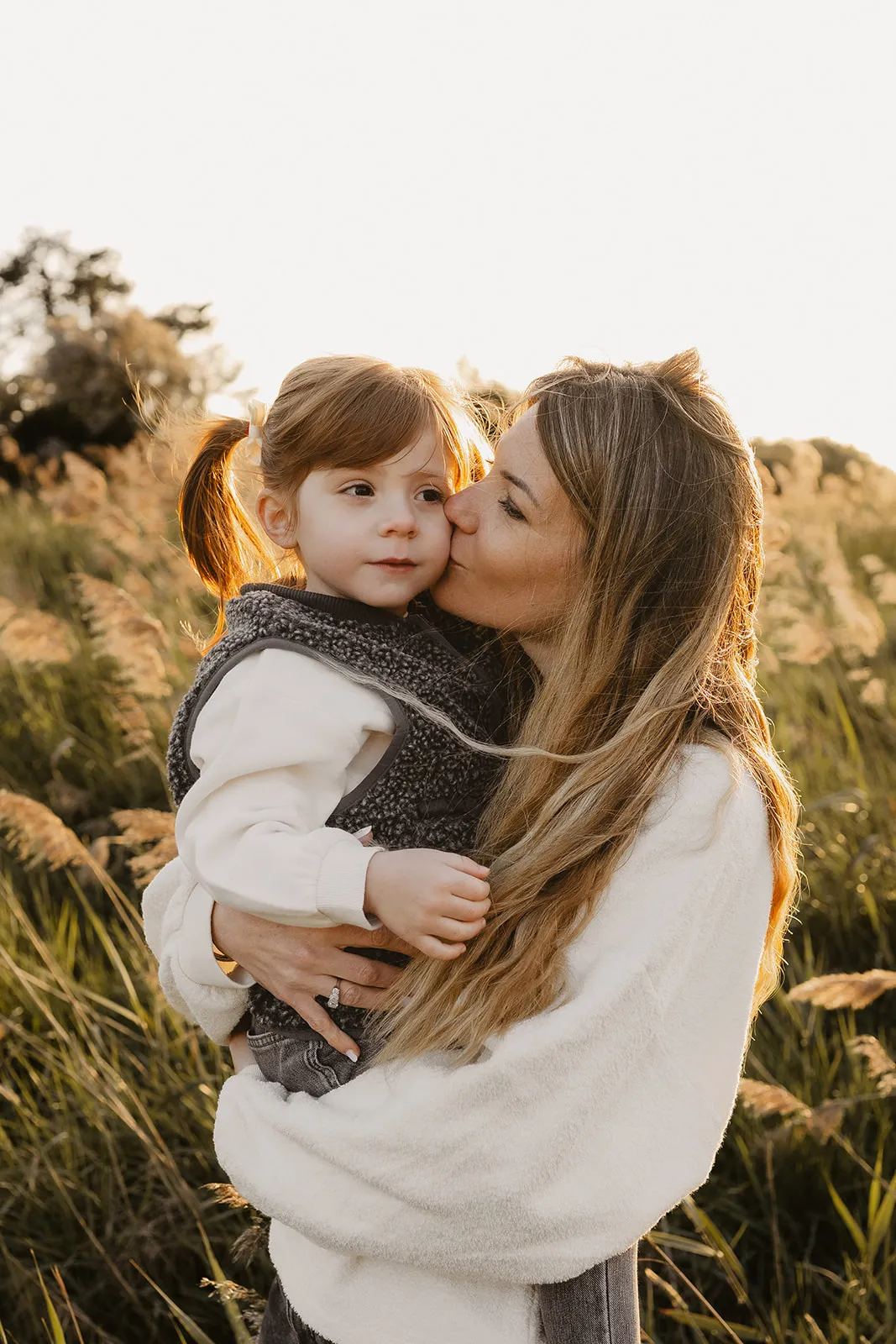 Couple et enfant se câlinant en fin de journée