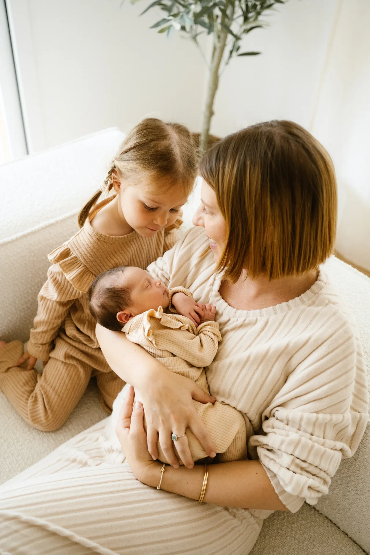Portrait maman-bébé en noir et blanc plein de tendresse