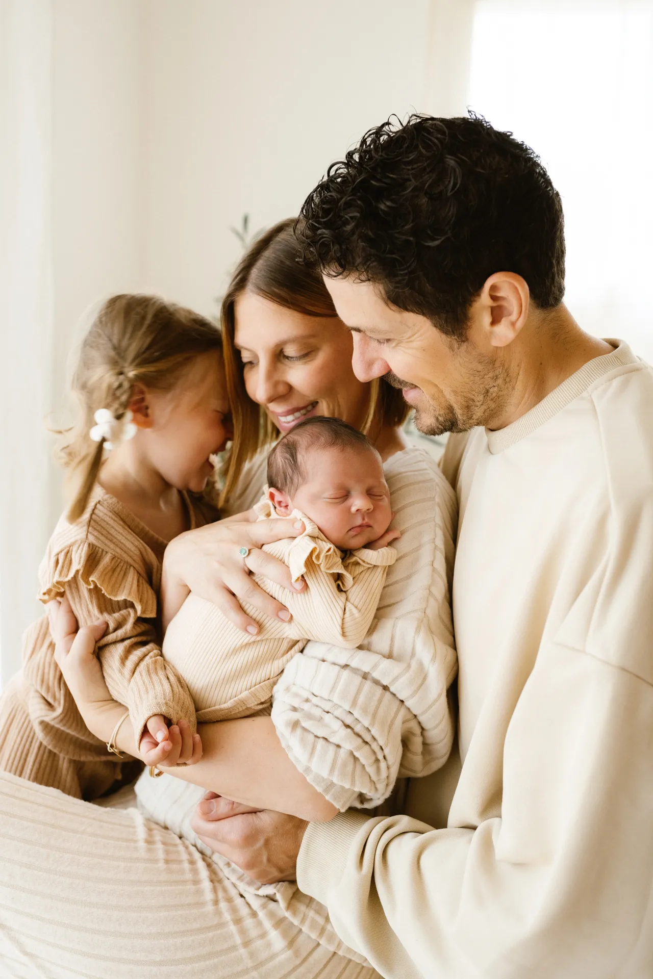 Nouveau-né bâillant pendant la séance photo naissance