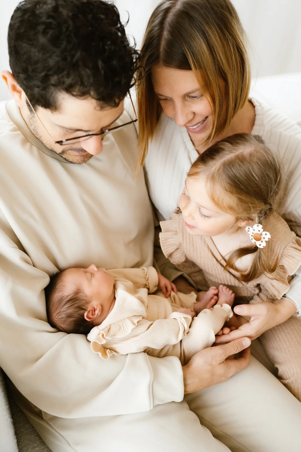 Câlin tendre entre les parents et leur bébé au studio