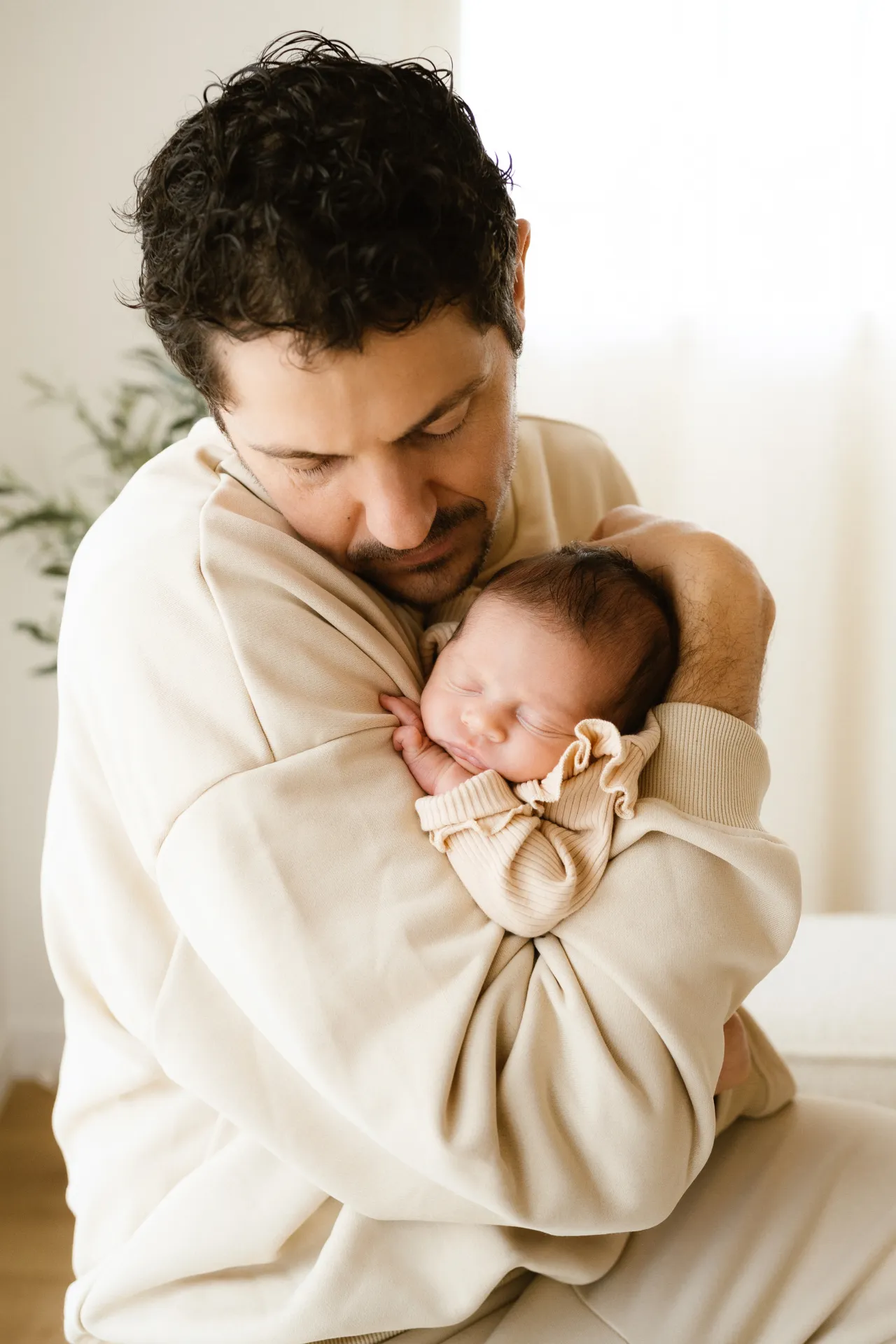 Papa tenant les petits pieds de bébé dans ses grandes mains