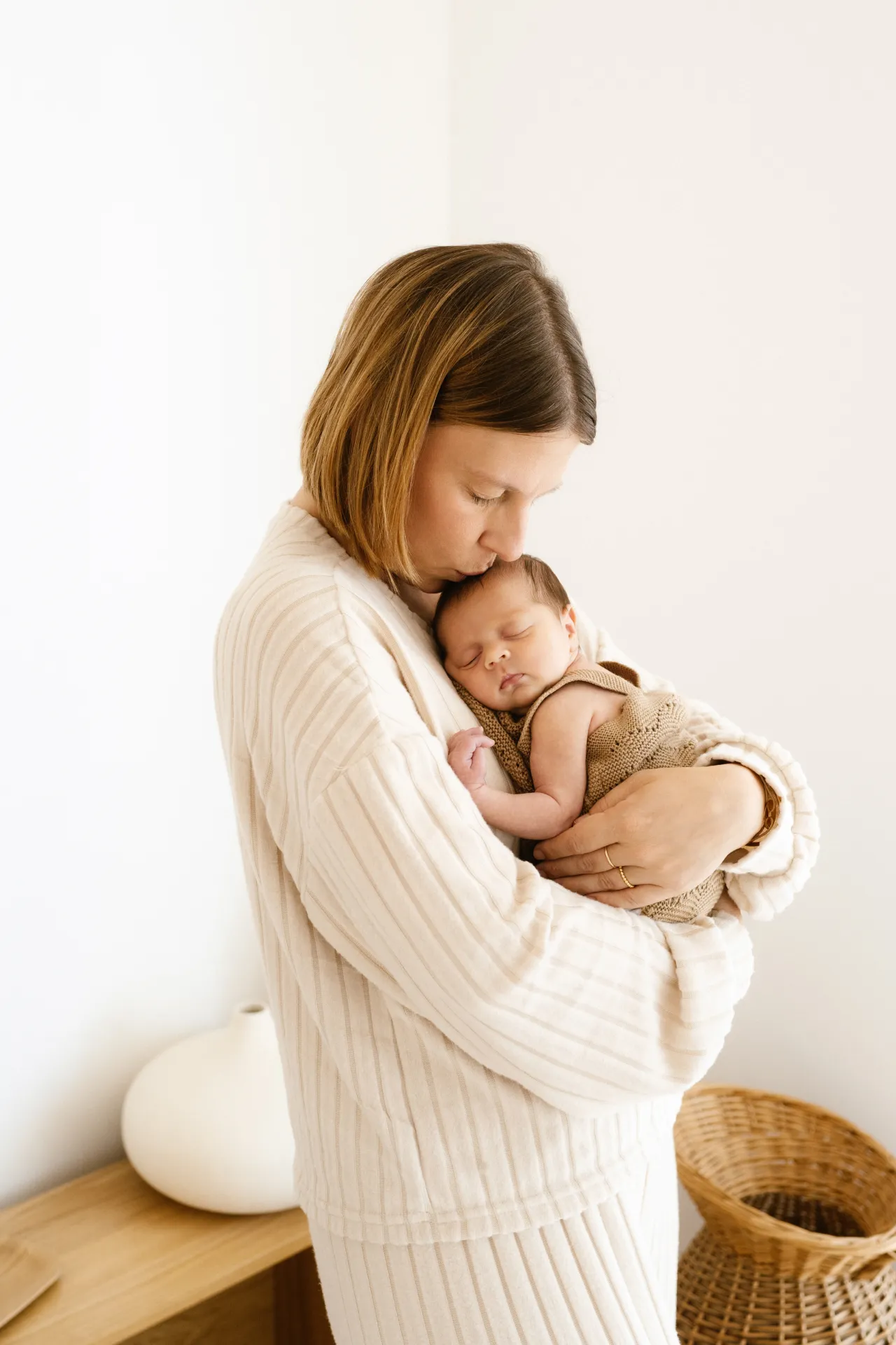 Bébé niché contre maman en peau à peau
