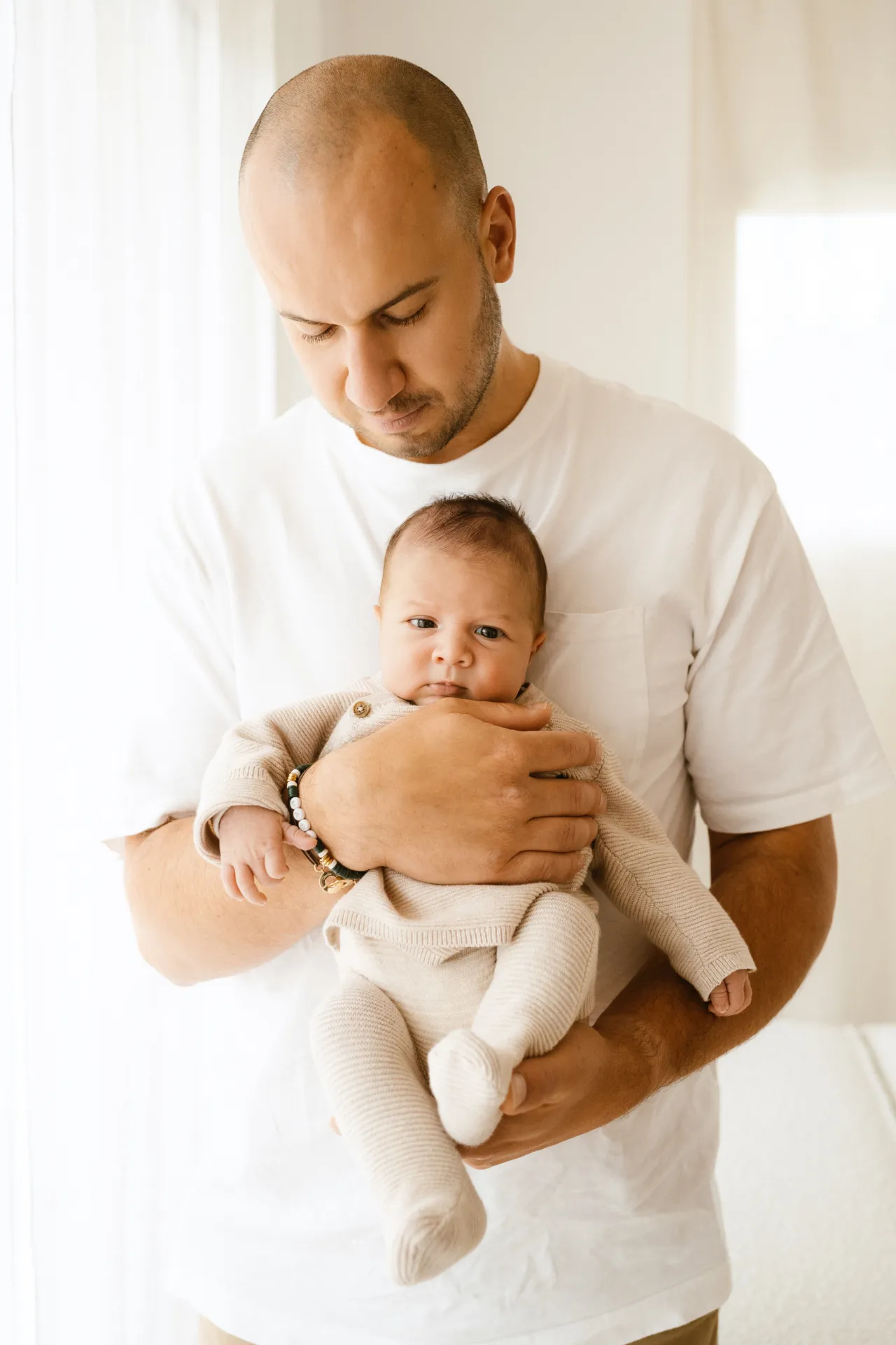 Nouveau-né endormi sur le ventre, portrait rapproché