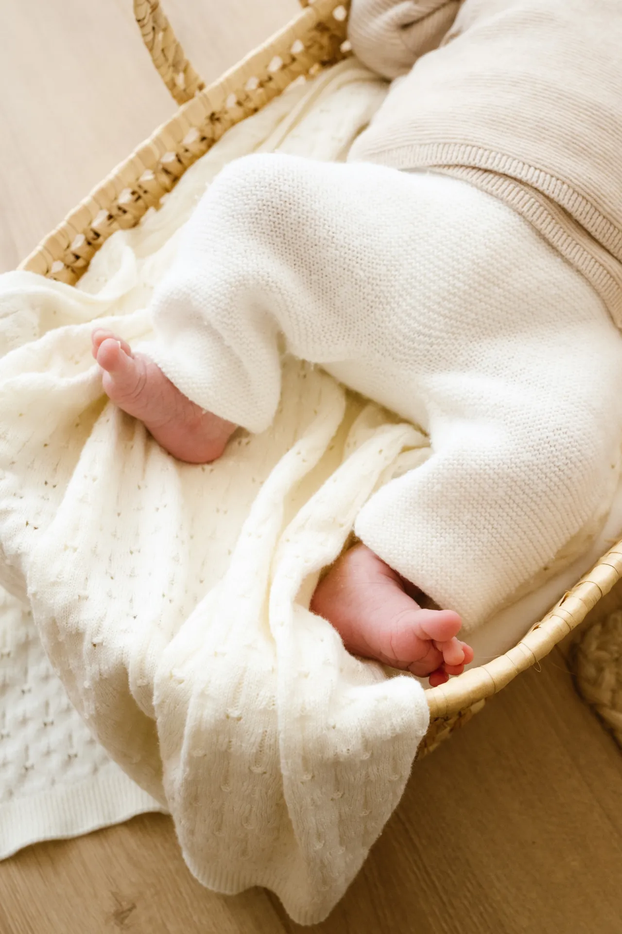 Bébé dans un couffin en rotin baigné de lumière douce