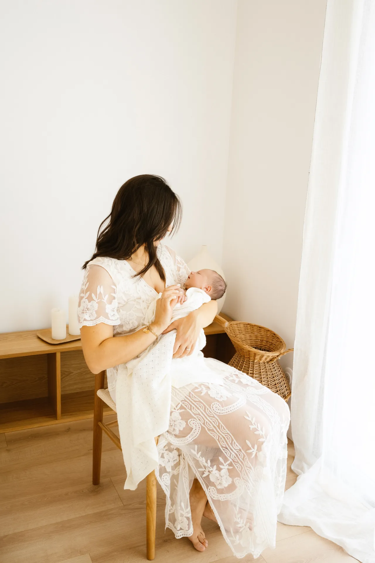 Portrait de famille avec nouveau-né au studio de Gujan-Mestras