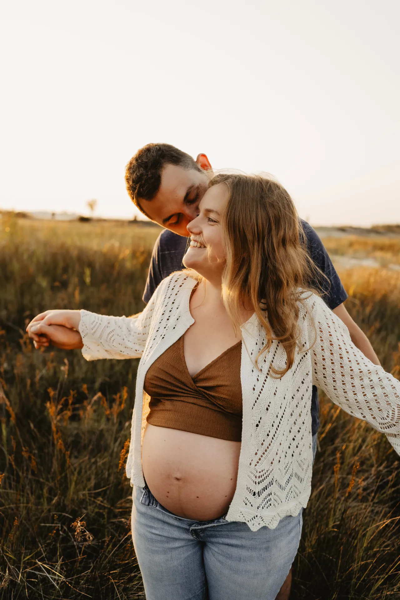 Future maman souriante entourée de verdure