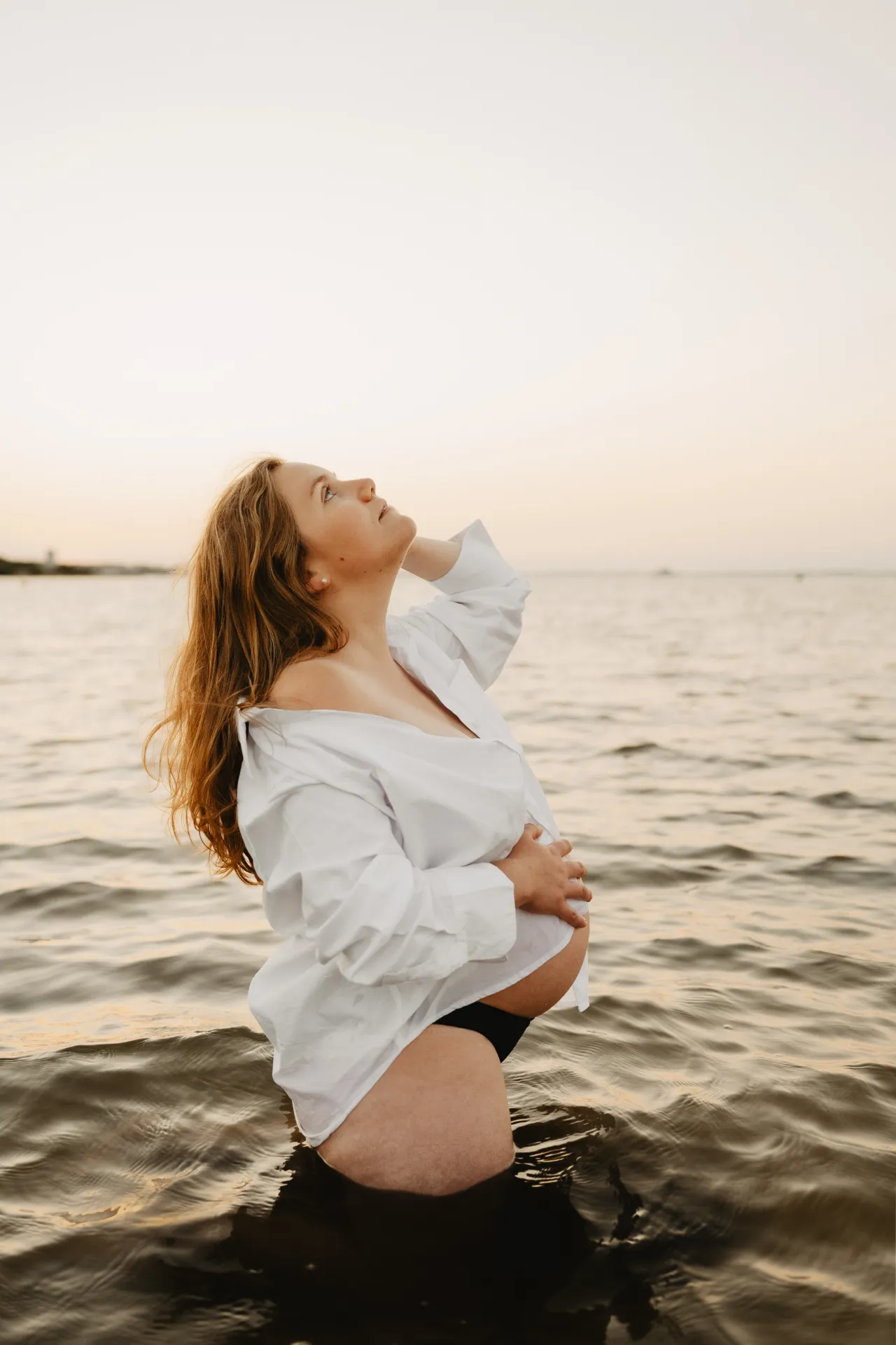 Couple riant ensemble pendant leur séance photo maternité