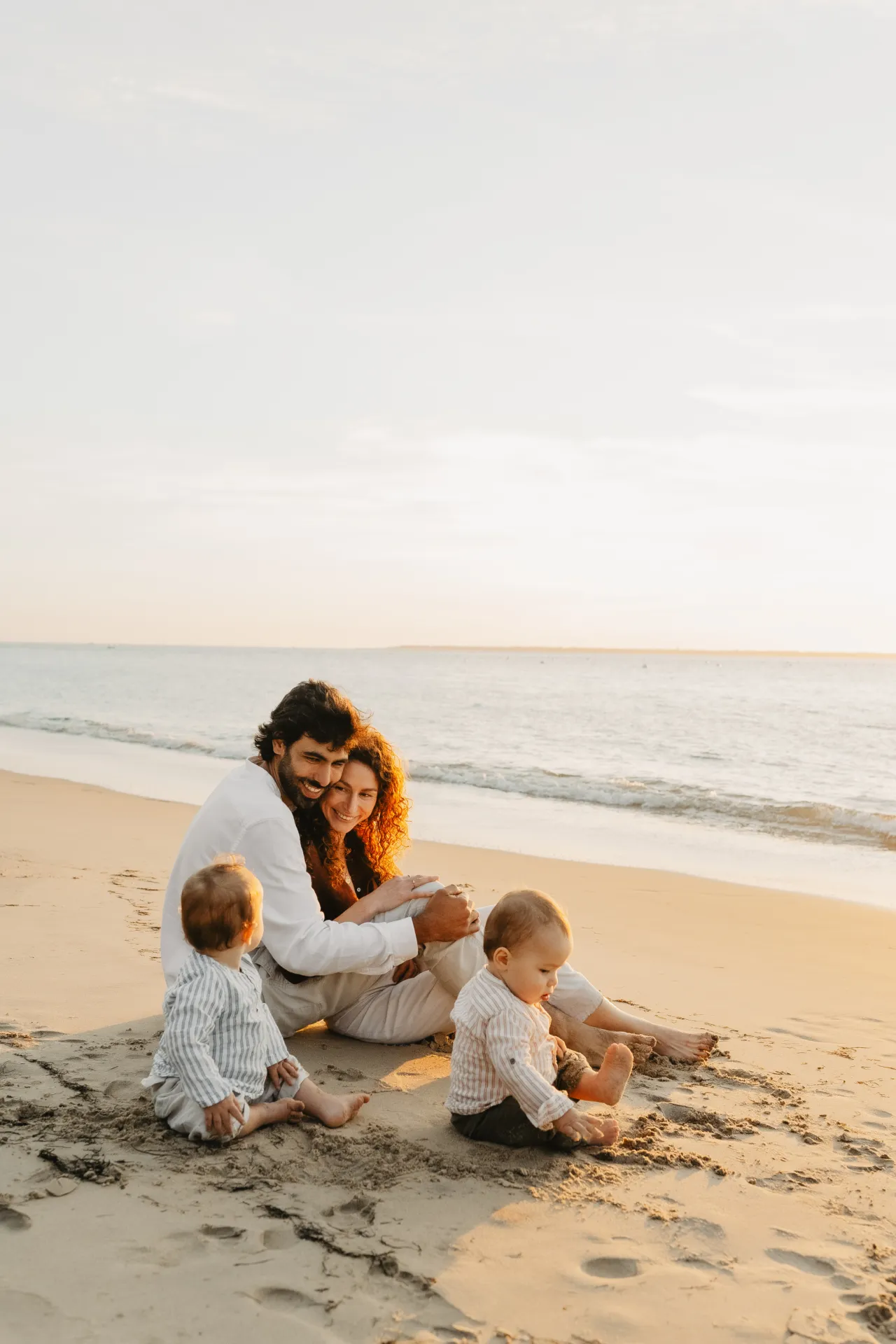 Enfants se câlinant pendant la balade photo en famille