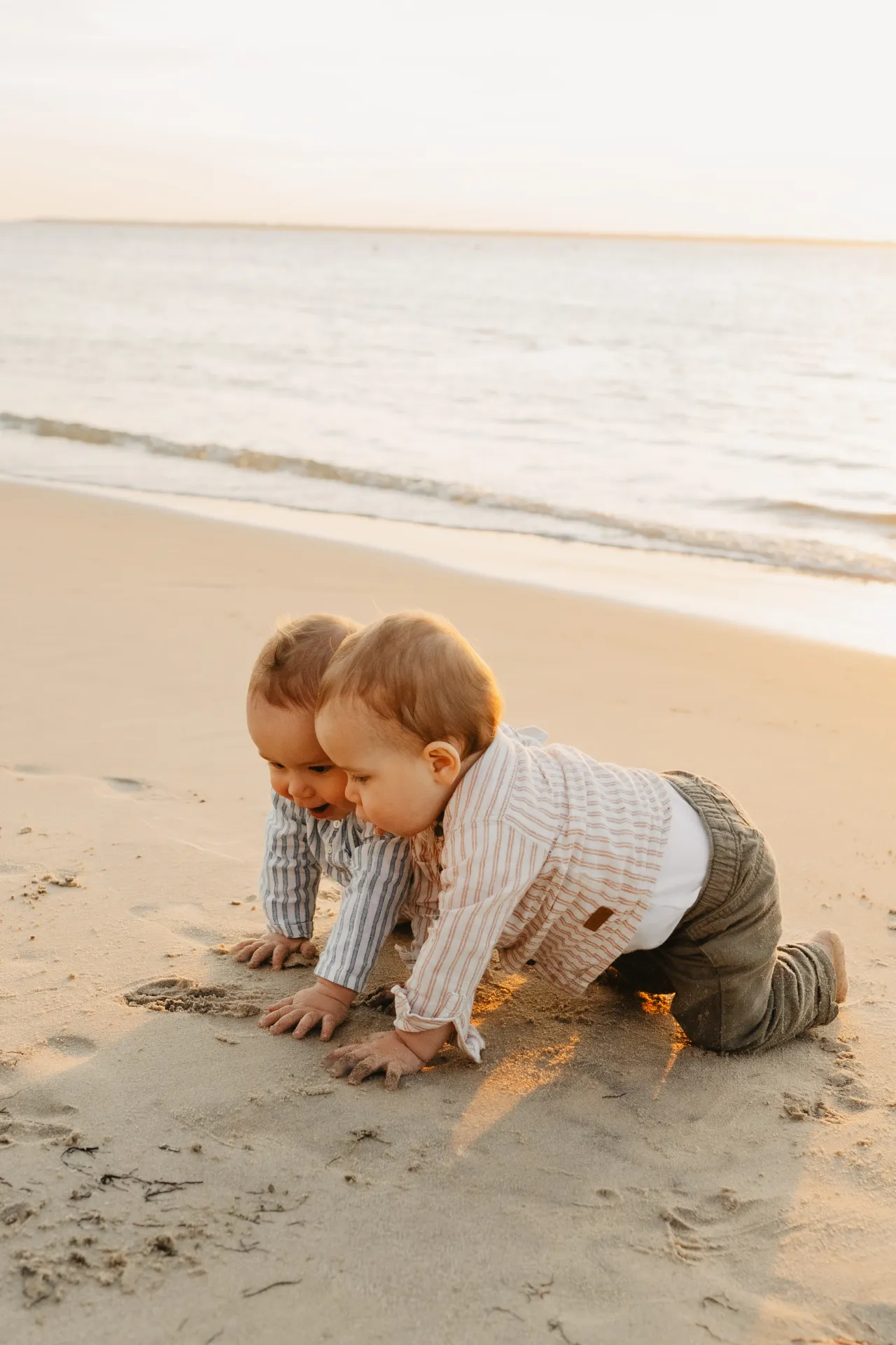 Papa lançant son enfant en l'air en riant