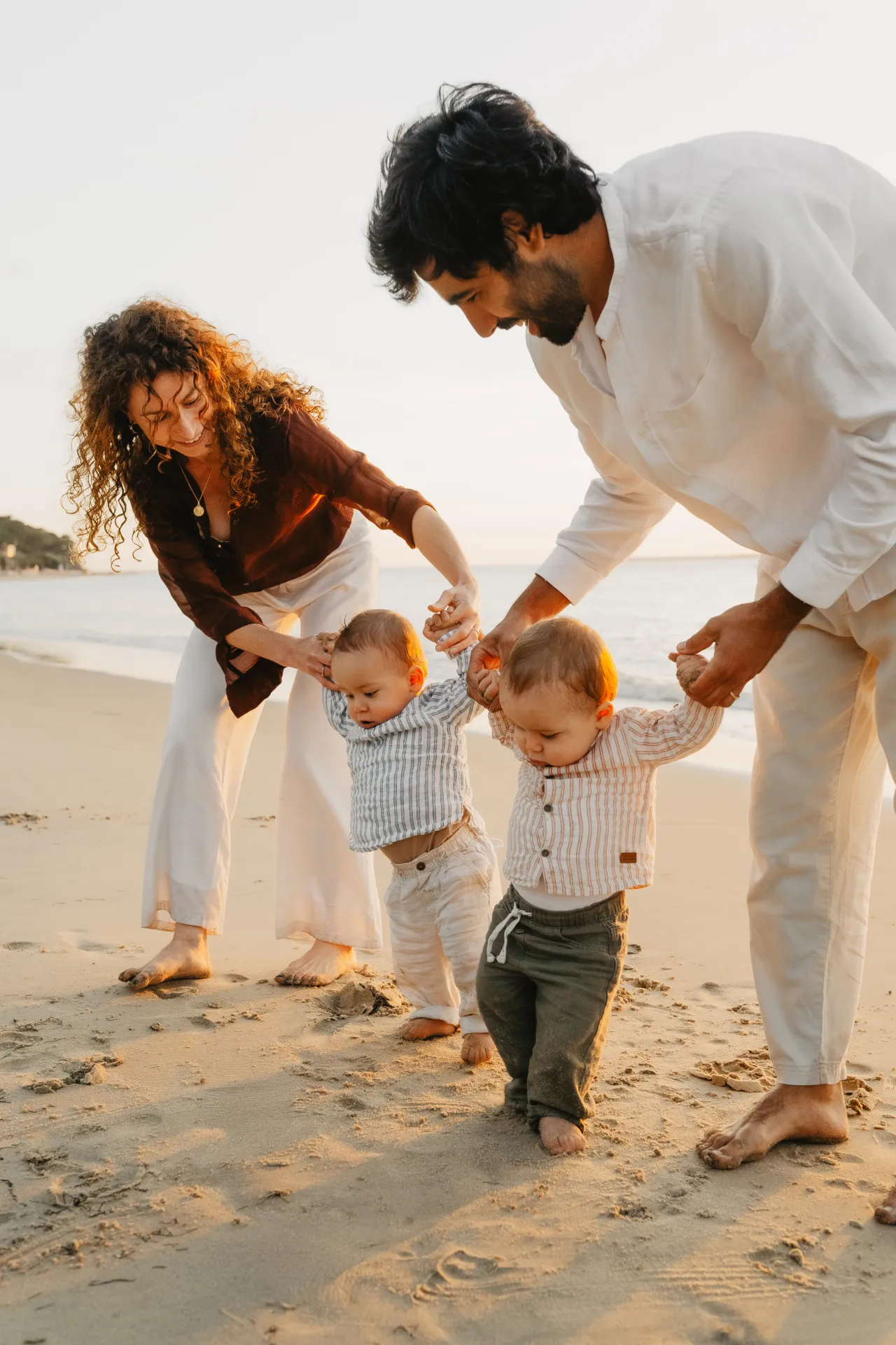 Moment de complicité parent-enfant dans un sentier
