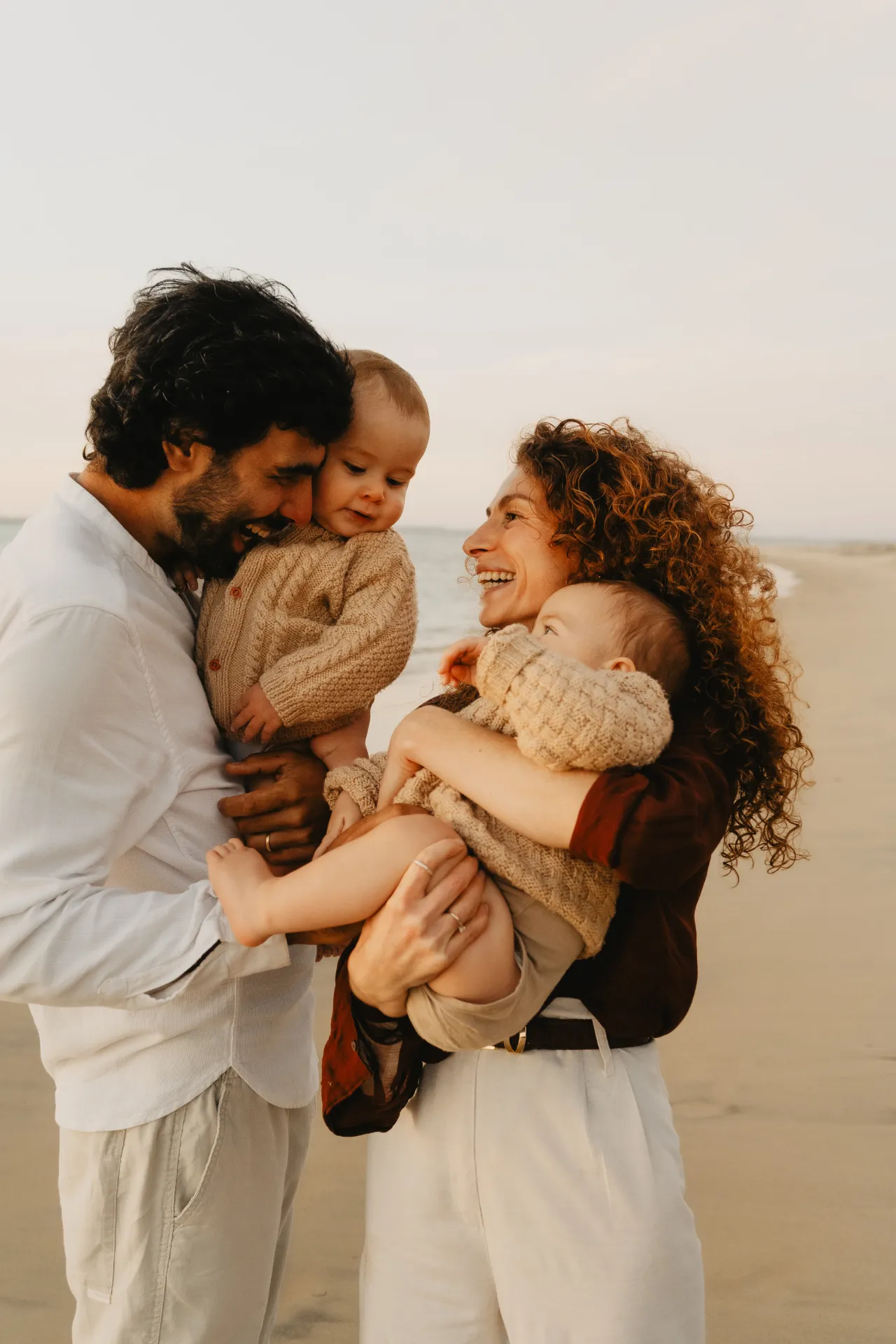 Parents embrassant leur enfant sous les pins