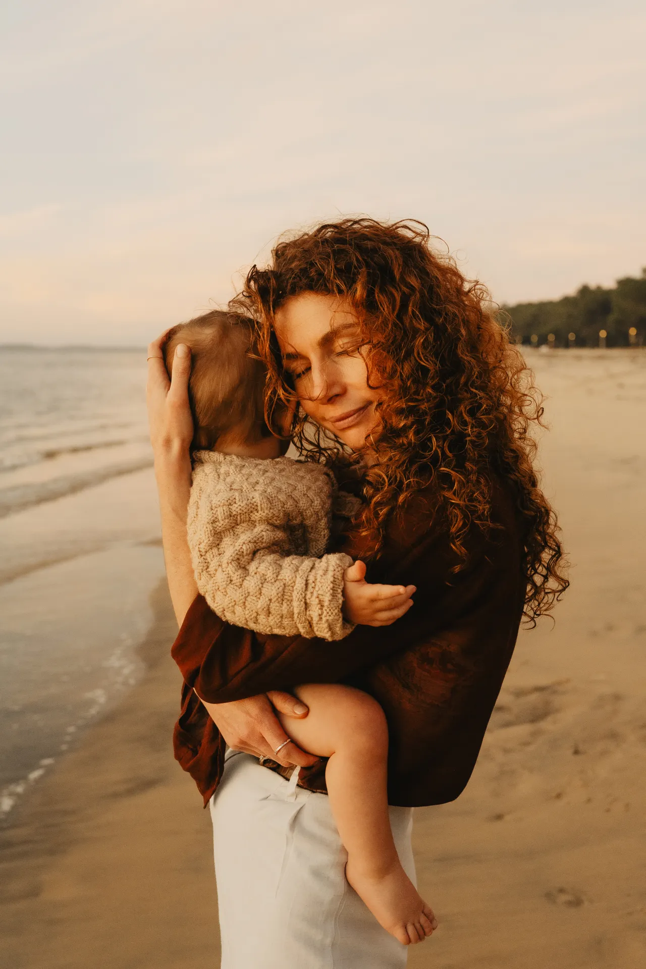 Enfant regardant l'objectif avec un grand sourire