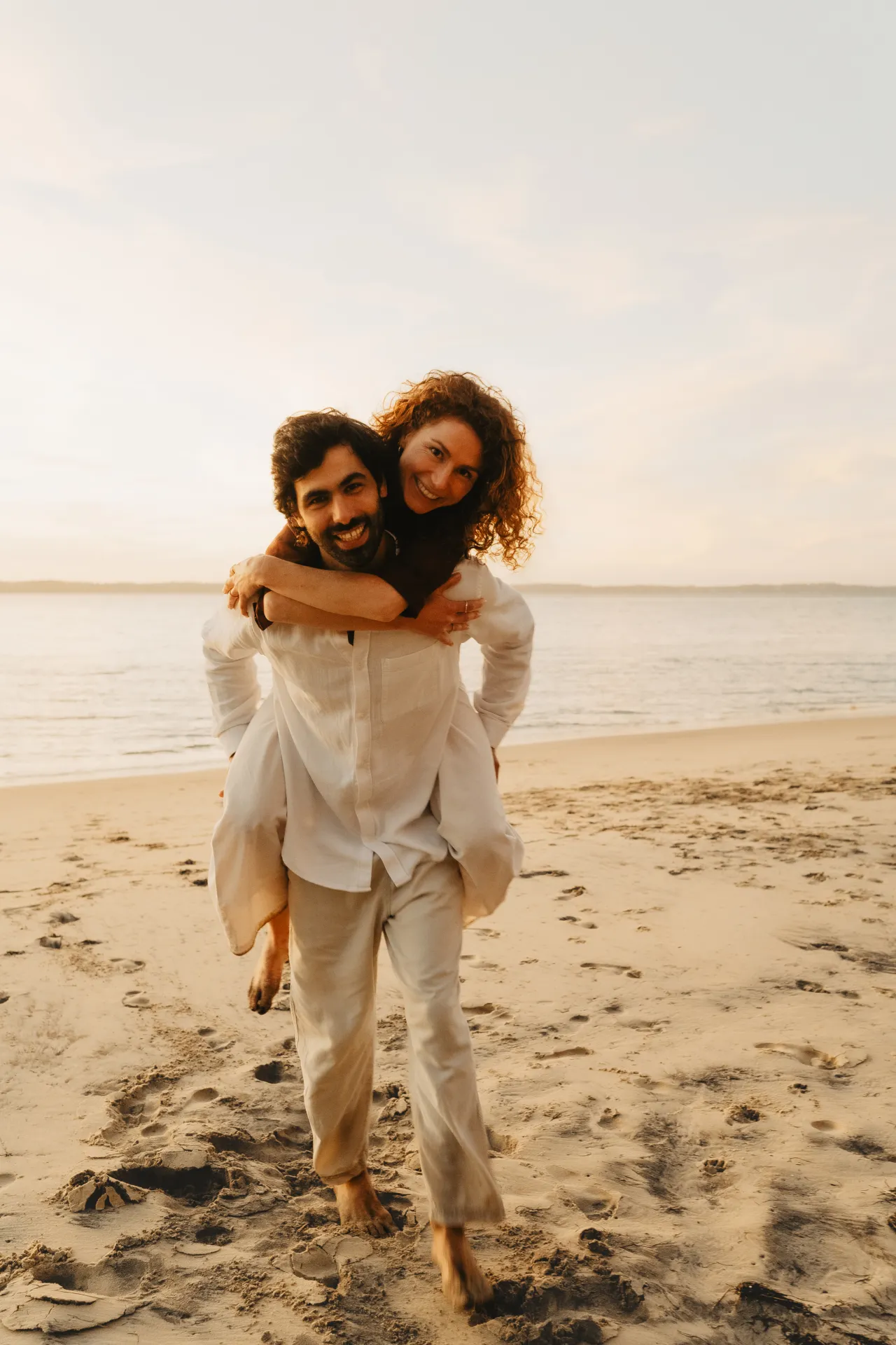 Câlin en famille baigné de lumière chaude