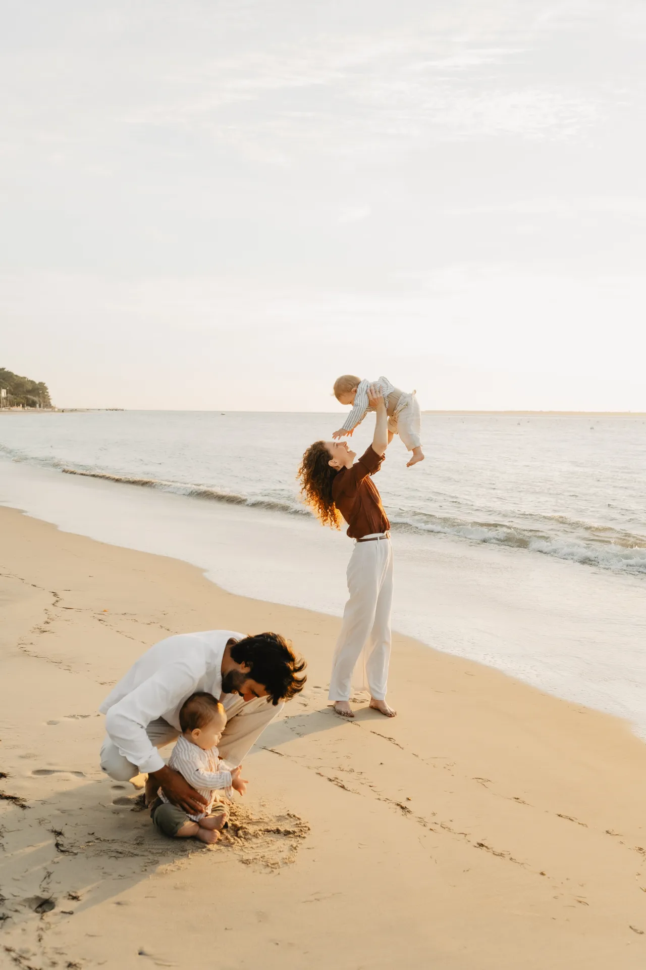 Famille complice lors d'un portrait en plein air