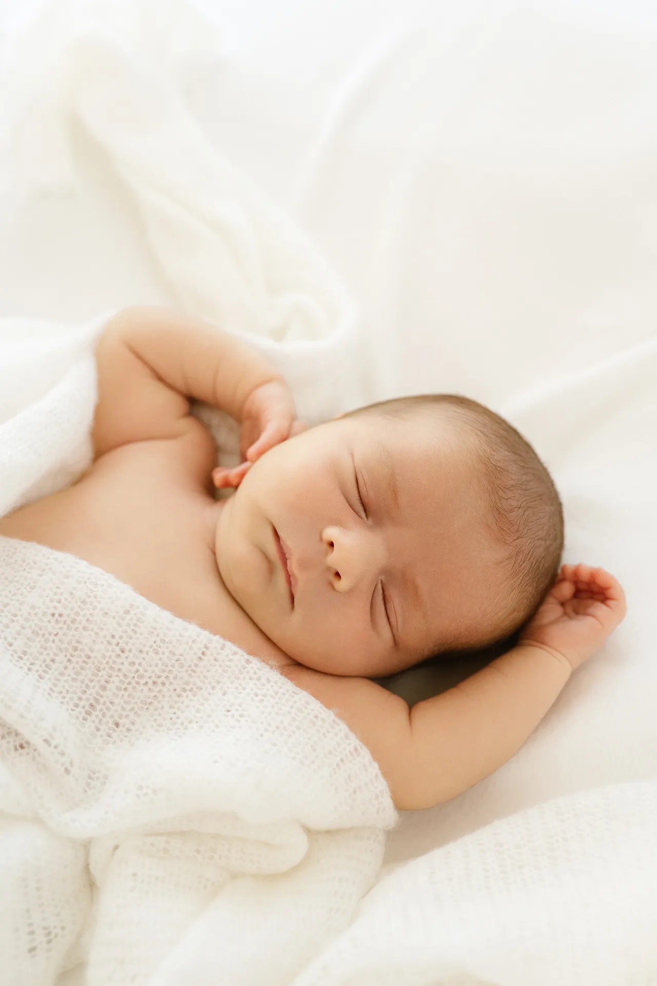Maman chuchotant à son bébé dans la lumière du matin