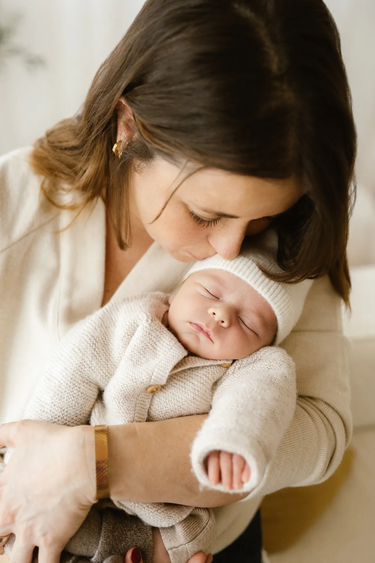 Famille réunie autour du nouveau-né en studio photo