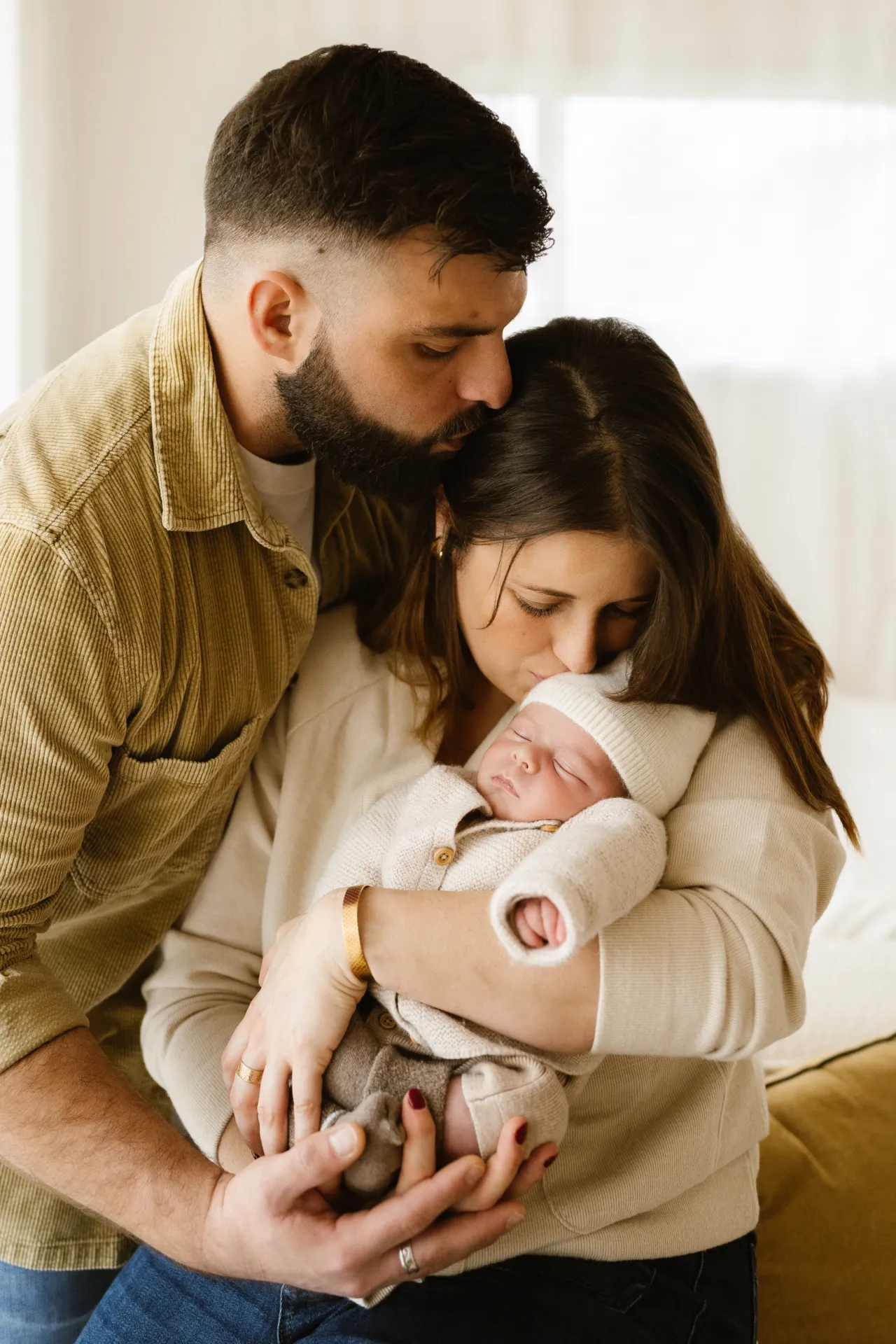 Maman allaitant son bébé dans une ambiance sereine