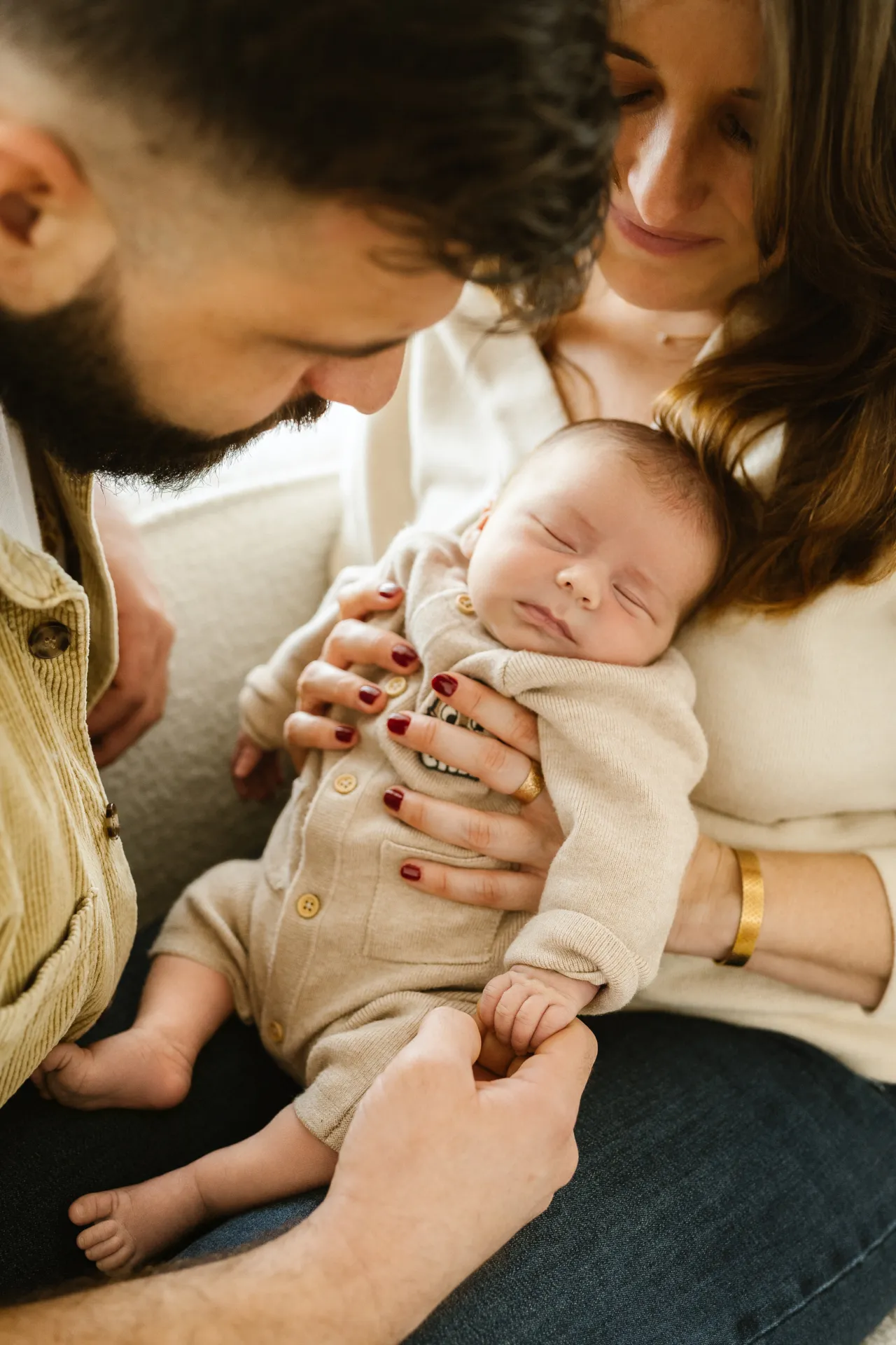 Grand frère découvrant le nouveau-né avec émerveillement