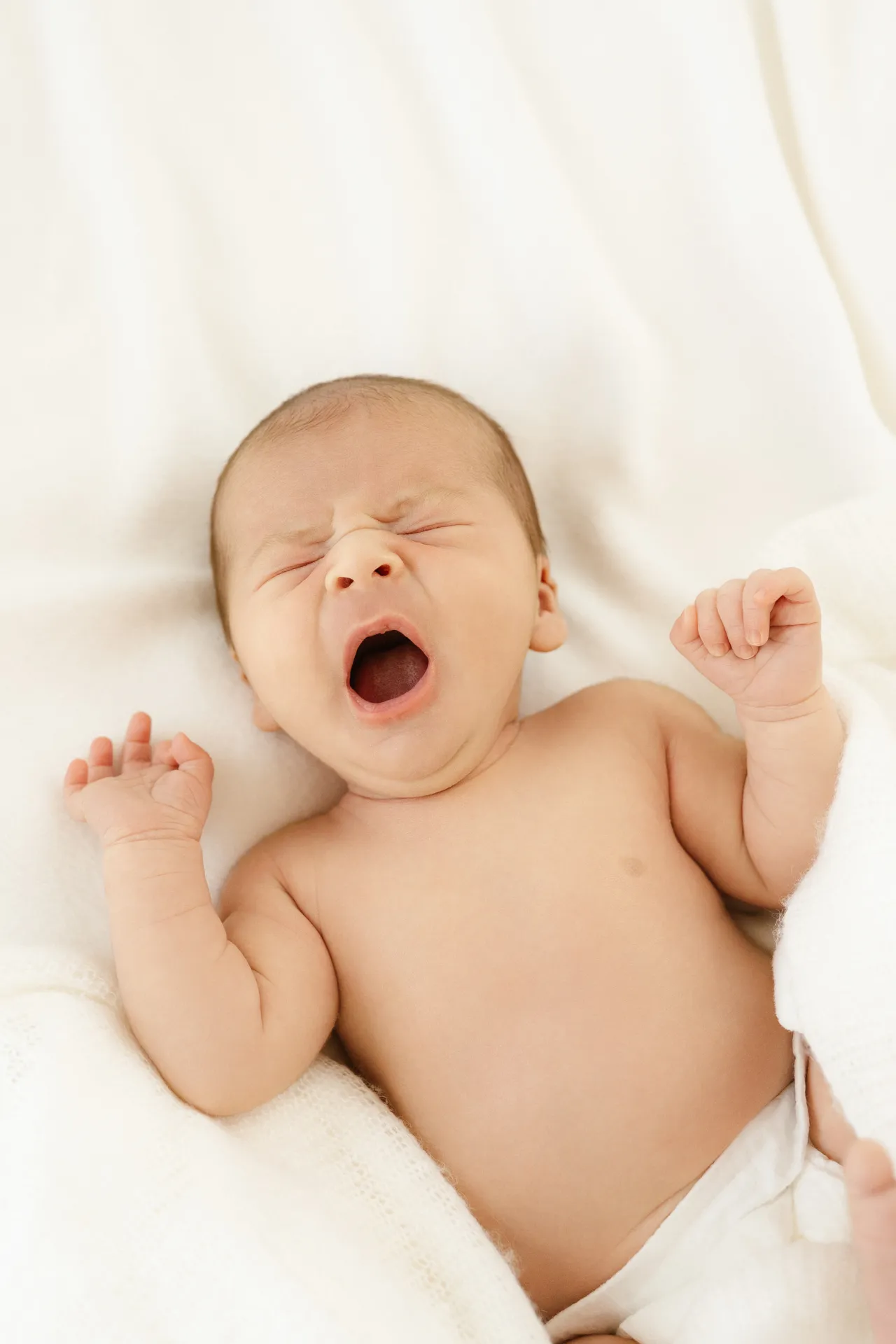 Bébé endormi paisiblement en lumière naturelle tamisée