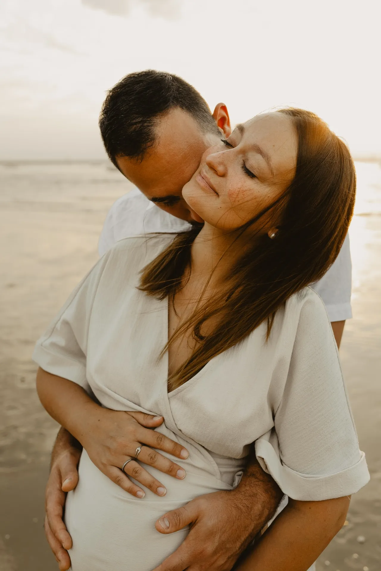 Couple enlacé attendant bébé sur le Bassin d'Arcachon