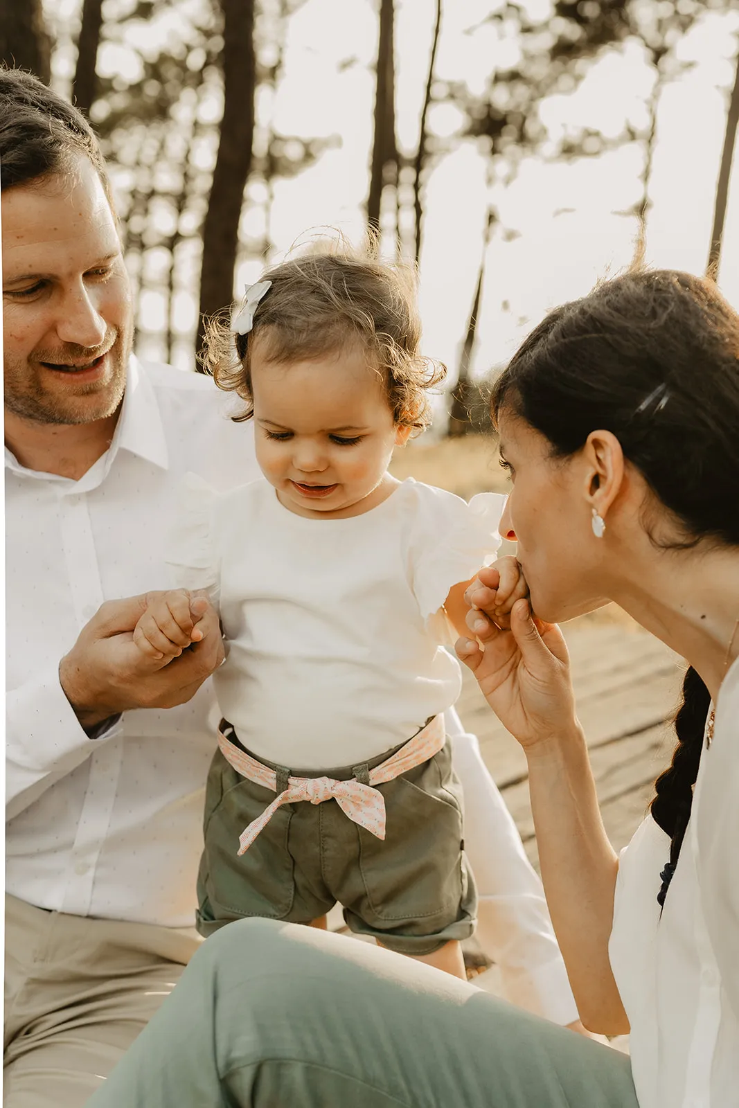 Parents et enfant admirant le coucher de soleil sur le Bassin