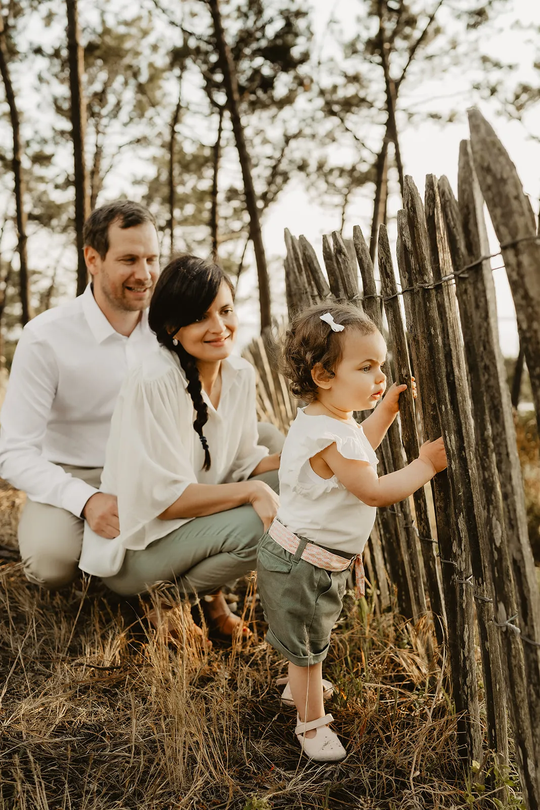 Famille marchant ensemble sur la plage en fin de journée